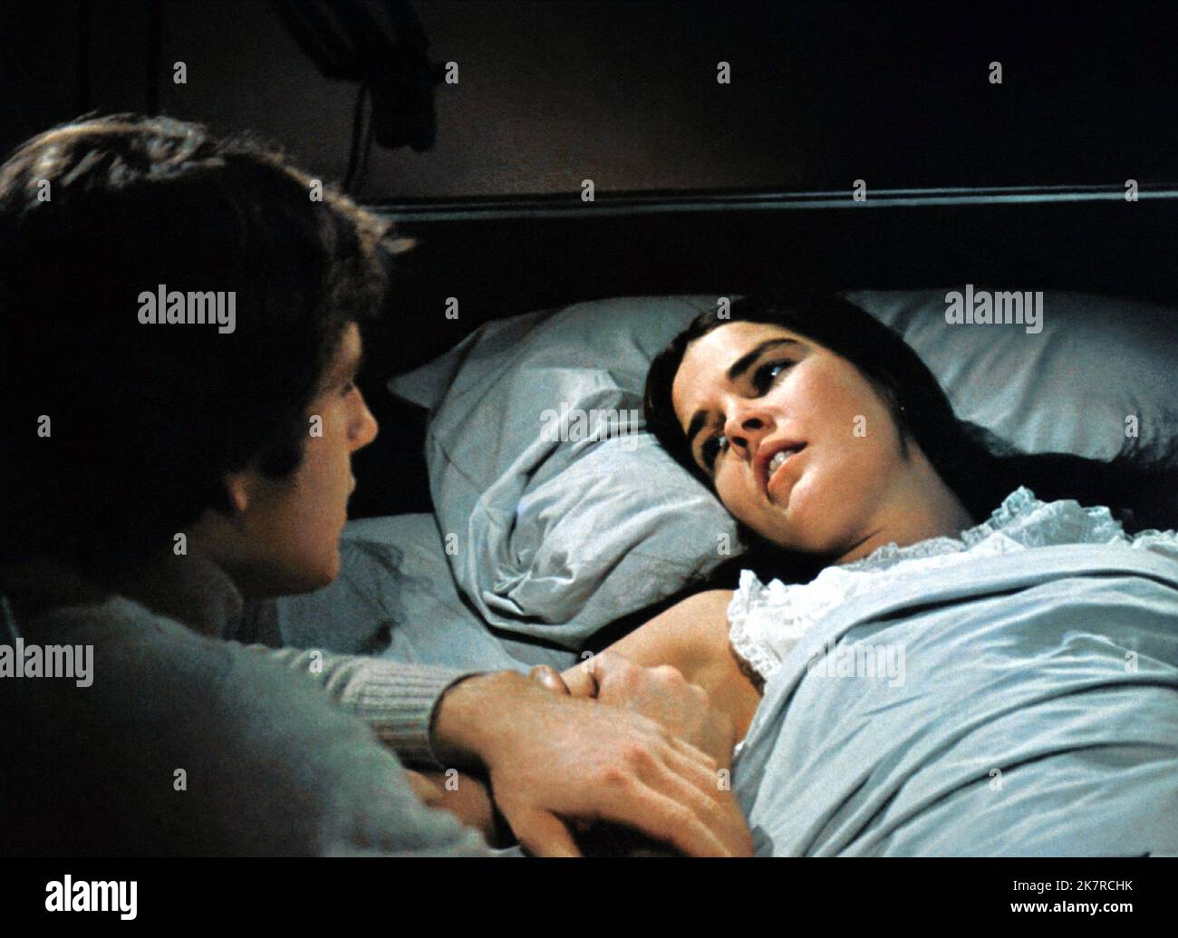 Ryan O'Neal & Ali MacGraw Film Love Story (USA 1970) Charaktere: Oliver Barrett IV, Jennifer Cavalleri Regie: Arthur Hiller 16. Dezember 1970 **WARNUNG** dieses Foto ist nur für redaktionelle Zwecke bestimmt und unterliegt dem Copyright von PARAMOUNT und/oder dem Fotografen, der von der Film or Production Company zugewiesen wurde. Es kann nur durch Veröffentlichungen in Verbindung mit der Werbung für den oben genannten Film reproduziert werden. Es ist eine obligatorische Gutschrift bis ÜBERGEORDNETEN BETRAG erforderlich. Der Fotograf sollte ebenfalls angerechnet werden, wenn er bekannt ist. Ohne schriftliche Genehmigung der Film Company kann keine kommerzielle Nutzung gewährt werden. Stockfoto