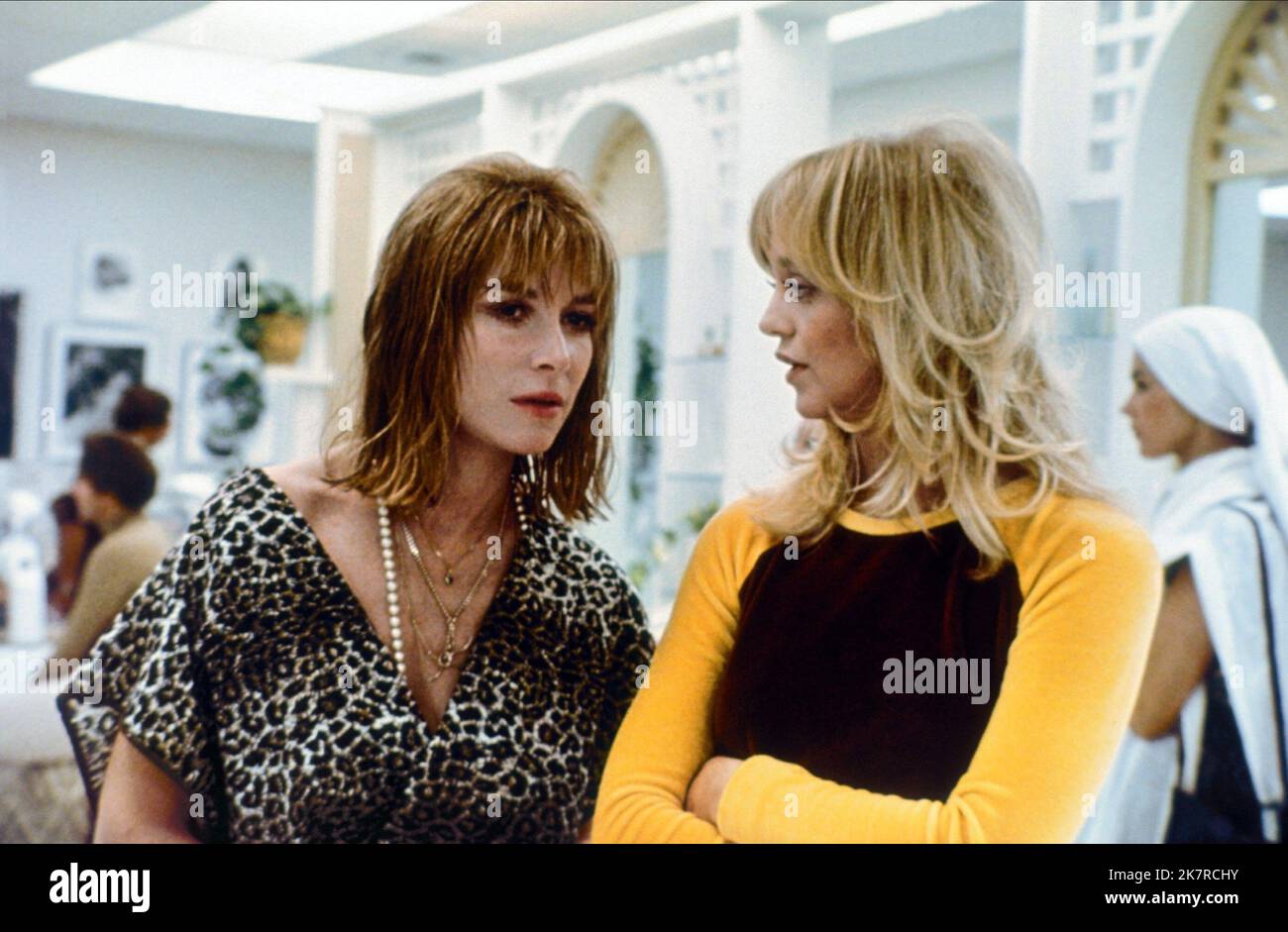 Lee Grant & Goldie Hawn Film: Shampoo (USA 1975) Charaktere: Felicia Carp, Jill Regie: Hal Ashby 11 February 1975 **WARNUNG** Dieses Foto ist nur für redaktionelle Verwendung bestimmt und unterliegt dem Copyright von COLUMBIA und/oder dem von der Film- oder Produktionsfirma beauftragten Fotografen und kann nur von Publikationen im Zusammenhang mit der Bewerbung des oben genannten Films reproduziert werden. Eine obligatorische Gutschrift an COLUMBIA ist erforderlich. Der Fotograf sollte auch bei Bekanntwerden des Fotos gutgeschrieben werden. Ohne schriftliche Genehmigung der Film Company kann keine kommerzielle Nutzung gewährt werden. Stockfoto