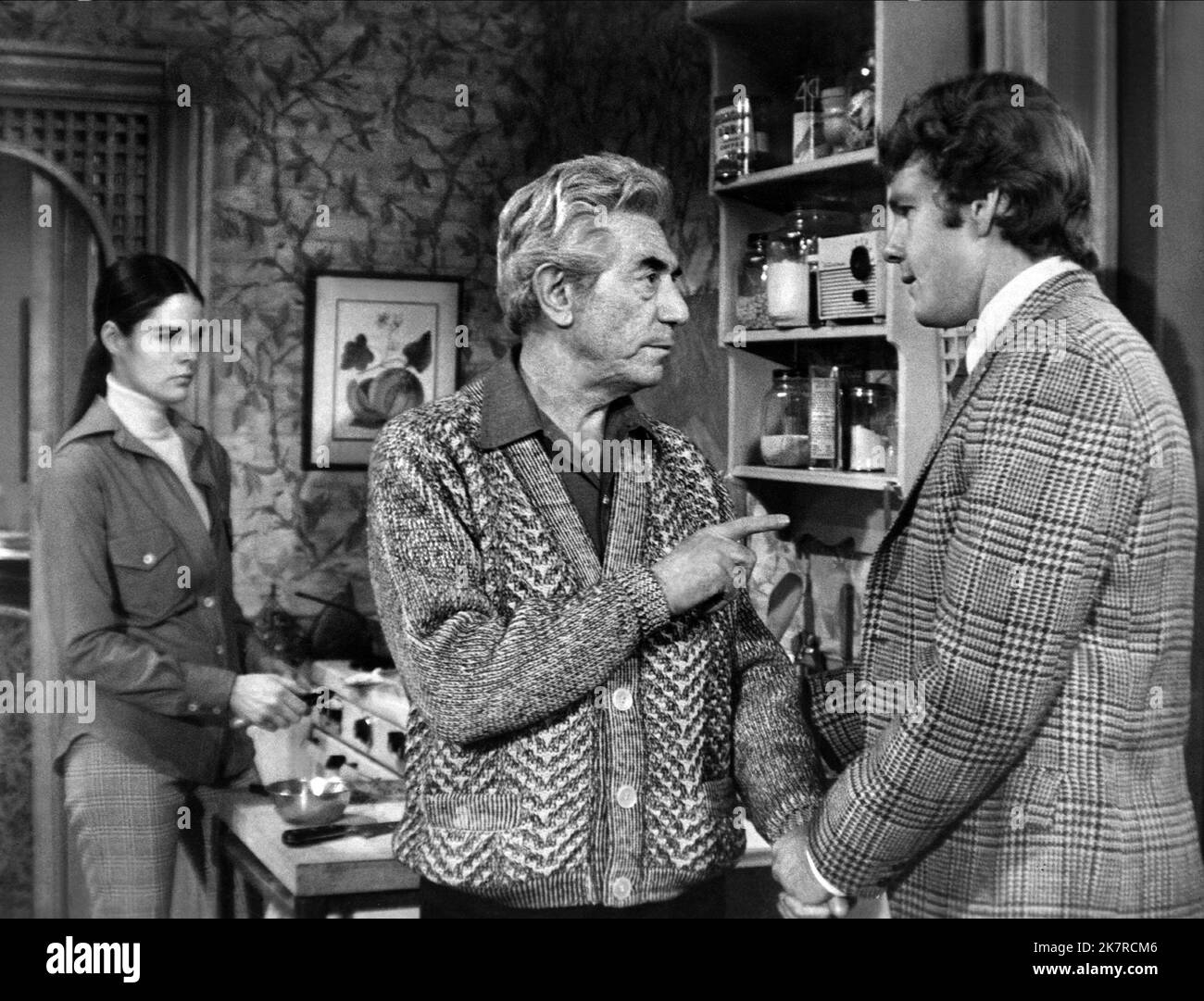 Ali Macgraw, John Marley & Ryan O'Neal Film: Love Story (USA 1970) Charaktere: Jennifer Cavalleri, Oliver Barrett III, Oliver Barrett IV Regie: Arthur Hiller 16 December 1970 **WARNUNG** Dieses Foto ist nur für redaktionelle Zwecke bestimmt und unterliegt dem Copyright von PARAMOUNT und/oder des Fotografen, der von der Film- oder Produktionsfirma beauftragt wurde und darf nur von Publikationen im Zusammenhang mit der Bewerbung des oben genannten Films reproduziert werden. Eine obligatorische Gutschrift an PARAMOUNT ist erforderlich. Der Fotograf sollte auch bei Bekanntwerden des Fotos gutgeschrieben werden. Eine kommerzielle Nutzung kann ohne schriftliche Genehmigung des FI nicht gewährt werden Stockfoto