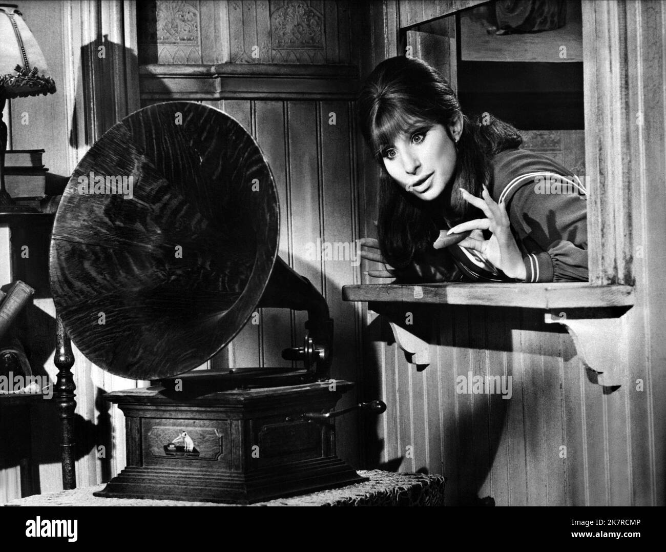 Barbra Streisand Film: Funny Lady (USA 1975) Charaktere: Fanny Brice Regie: Herbert Ross 15 March 1975 **WARNUNG** Dieses Foto ist nur für redaktionelle Zwecke bestimmt und unterliegt dem Copyright von COLUMBIA und/oder dem von der Film- oder Produktionsfirma beauftragten Fotografen und kann nur durch Publikationen im Zusammenhang mit der Bewerbung des oben genannten Films reproduziert werden. Eine obligatorische Gutschrift an COLUMBIA ist erforderlich. Der Fotograf sollte auch bei Bekanntwerden des Fotos gutgeschrieben werden. Ohne schriftliche Genehmigung der Film Company kann keine kommerzielle Nutzung gewährt werden. Stockfoto