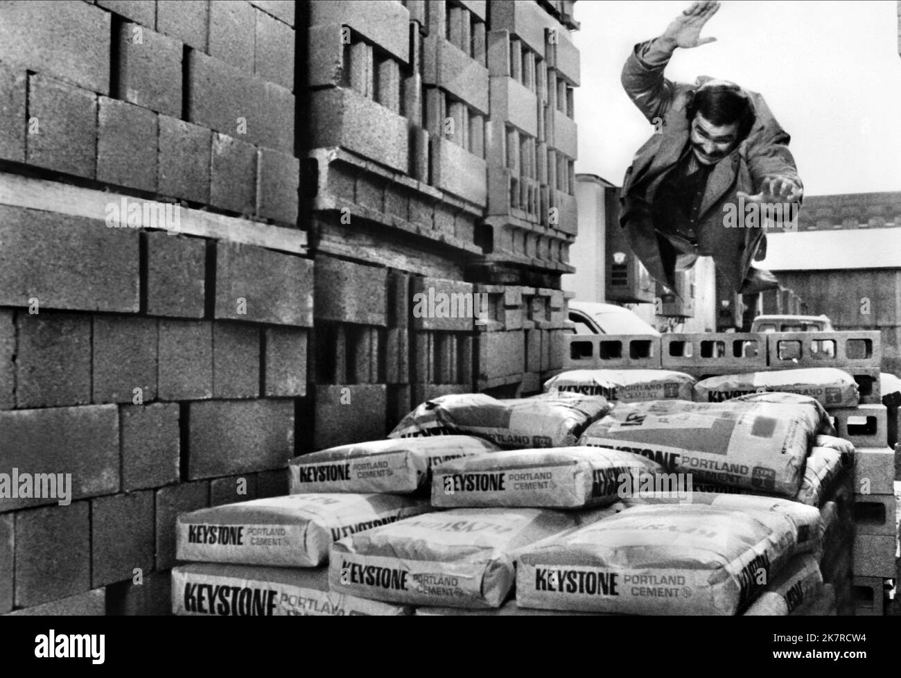 Burt Reynolds Film Shamus (USA 1973) Charaktere: Shamus McCoy Regie: Buzz Kulik 31 Januar 1973 **WARNUNG** dieses Foto ist nur für redaktionelle Zwecke bestimmt und unterliegt dem Copyright von COLUMBIA PICTURES und/oder dem Fotografen, der von der Film or Production Company beauftragt wurde. Es kann nur durch Veröffentlichungen in Verbindung mit der Werbung für den oben genannten Film reproduziert werden. Eine obligatorische Gutschrift für COLUMBIA PICTURES ist erforderlich. Der Fotograf sollte ebenfalls angerechnet werden, wenn er bekannt ist. Ohne schriftliche Genehmigung der Film Company kann keine kommerzielle Nutzung gewährt werden. Stockfoto
