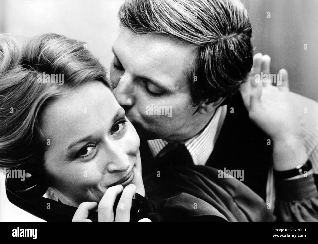 Meryl Streep & Alan Alda Film: The Seduction Of Joe Tynan (1979) Charaktere: Karen Traynor, Joe Tynan Regie: Jerry Schatzberg 17. August 1979 **WARNUNG** Dieses Foto ist nur für redaktionelle Zwecke bestimmt und unterliegt dem Copyright von UNIVERSAL und/oder dem Fotografen, der von der Film- oder Produktionsfirma beauftragt wurde und darf nur von Publikationen im Zusammenhang mit der Bewerbung des oben genannten Films reproduziert werden. Eine obligatorische Gutschrift an UNIVERSAL ist erforderlich. Der Fotograf sollte auch bei Bekanntwerden des Fotos gutgeschrieben werden. Ohne schriftliche Genehmigung der Film Company kann keine kommerzielle Nutzung gewährt werden. Stockfoto