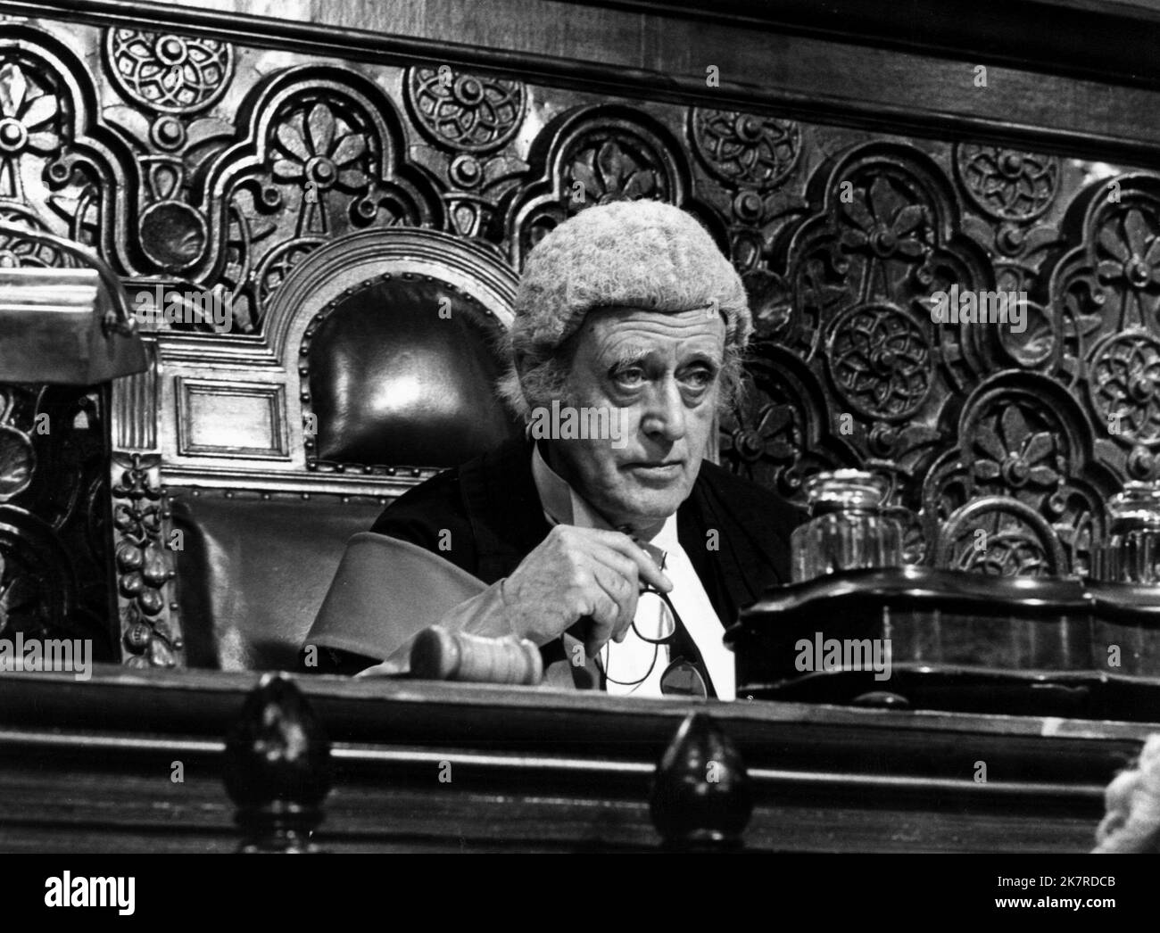 Alastair SIM Television: Irreführende Fälle (1971) Charaktere: Stipendiary Magistrate Mr Swallow (9 Episoden, 1967-1971) Direktor: John Howard Davies 25 April 1971 **WARNUNG** Dieses Foto ist nur für redaktionelle Verwendung bestimmt und unterliegt dem Copyright der BBC und/oder des Fotografen, der von der Film- oder Produktionsfirma beauftragt wurde, und kann nur von Publikationen im Zusammenhang mit der Bewerbung des oben genannten Films reproduziert werden. Eine obligatorische Gutschrift an BBC ist erforderlich. Der Fotograf sollte auch bei Bekanntwerden des Fotos gutgeschrieben werden. Ohne schriftliche Genehmigung der Film Company kann keine kommerzielle Nutzung gewährt werden. Stockfoto