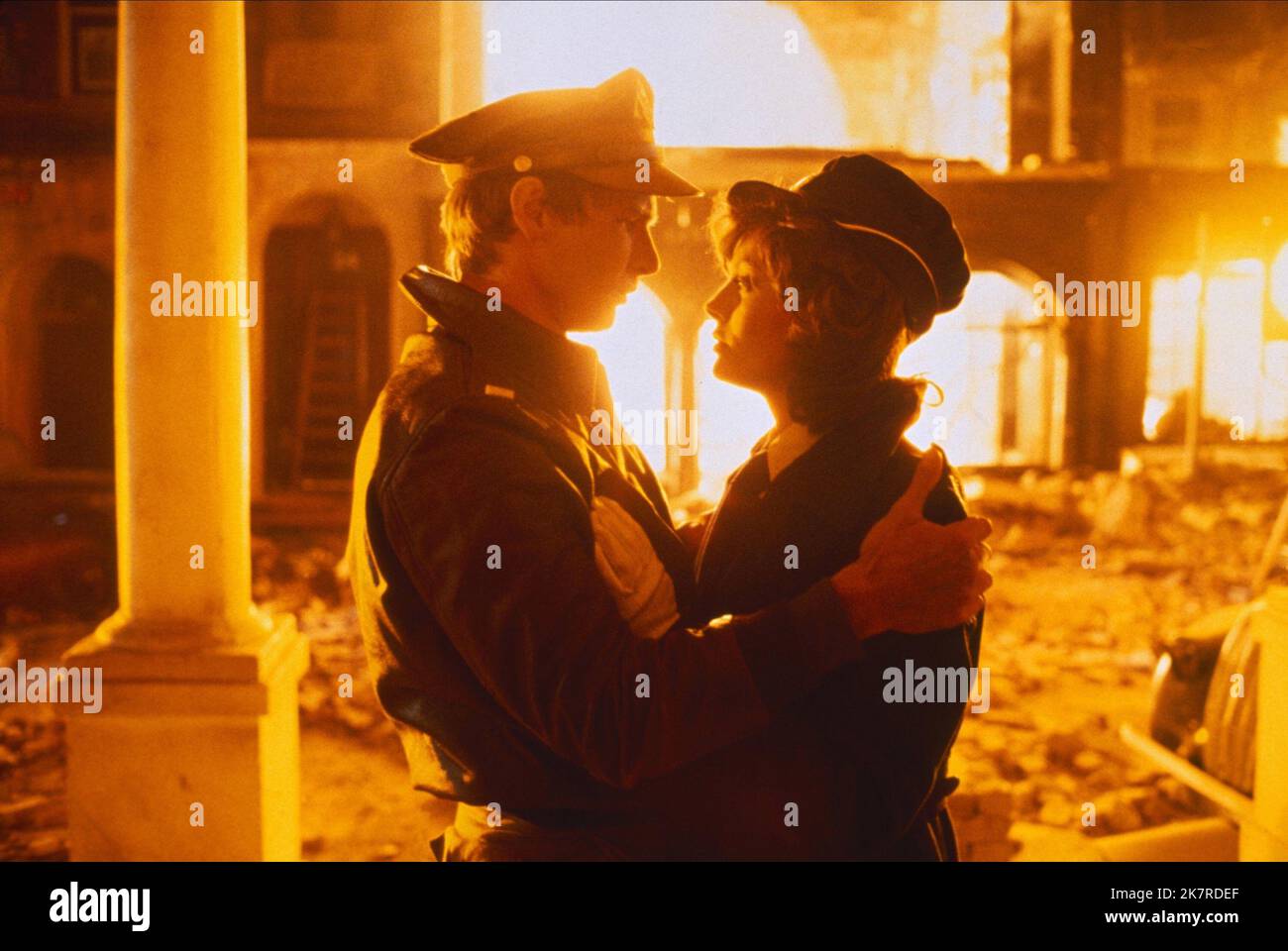 Harrison Ford & Lesley-Anne Down Film: Hanover Street (UK 1979) Charaktere: David Halloran, Margaret Sellinger Regie: Peter Hyams 18 May 1979 **WARNUNG** Dieses Foto ist nur für redaktionelle Zwecke bestimmt und unterliegt dem Copyright von COLUMBIA PICTURES und/oder des Fotografen, der von der Film- oder Produktionsfirma beauftragt wurde und darf nur von Publikationen im Zusammenhang mit der Bewerbung des oben genannten Films reproduziert werden. Eine obligatorische Gutschrift für COLUMBIA PICTURES ist erforderlich. Der Fotograf sollte auch bei Bekanntwerden des Fotos gutgeschrieben werden. Ohne schriftliche Genehmigung der Film Company kann keine kommerzielle Nutzung gewährt werden. Stockfoto