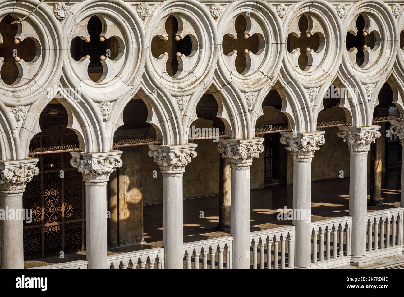Verzierte Säulen in einem Reihenmuster, Fassade des Palazzo Ducale in Venedig, Italien Stockfoto