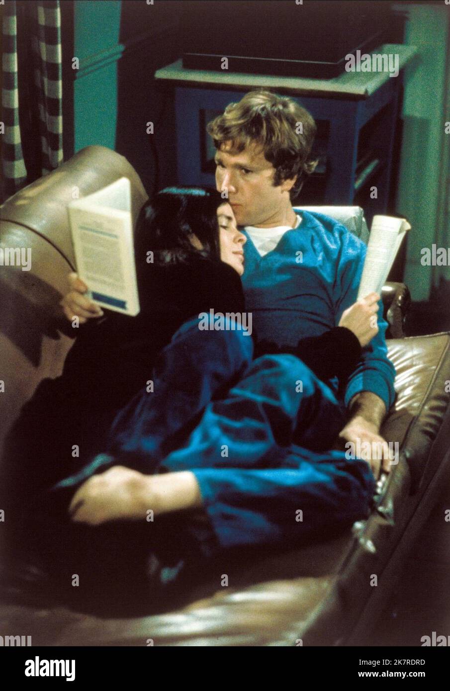 Ryan O'Neal & Ali MacGraw Film Love Story (USA 1970) Charaktere: Oliver Barrett IV, Jennifer Cavalleri Regie: Arthur Hiller 16. Dezember 1970 **WARNUNG** dieses Foto ist nur für redaktionelle Zwecke bestimmt und unterliegt dem Copyright von PARAMOUNT und/oder dem Fotografen, der von der Film or Production Company zugewiesen wurde. Es kann nur durch Veröffentlichungen in Verbindung mit der Werbung für den oben genannten Film reproduziert werden. Es ist eine obligatorische Gutschrift bis ÜBERGEORDNETEN BETRAG erforderlich. Der Fotograf sollte ebenfalls angerechnet werden, wenn er bekannt ist. Ohne schriftliche Genehmigung der Film Company kann keine kommerzielle Nutzung gewährt werden. Stockfoto