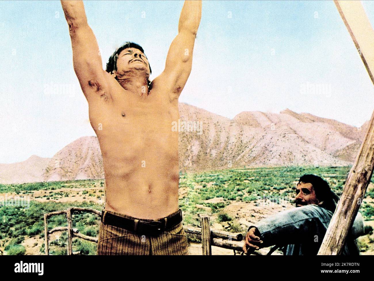 Charles Bronson Film Valdez The Halfbreed; Chino (1972) Charaktere: Chino Valdez Regie: John Sturges; Duilio Coletti 14. September 1973 **WARNUNG** dieses Foto ist nur für redaktionelle Zwecke bestimmt und unterliegt dem Urheberrecht von UNIVERSAL und/oder dem Fotografen, der von der Film or Production Company zugewiesen wurde. Eine obligatorische Gutschrift für UNIVERSAL ist erforderlich. Der Fotograf sollte ebenfalls angerechnet werden, wenn er bekannt ist. Ohne schriftliche Genehmigung der Film Company kann keine kommerzielle Nutzung gewährt werden. Stockfoto