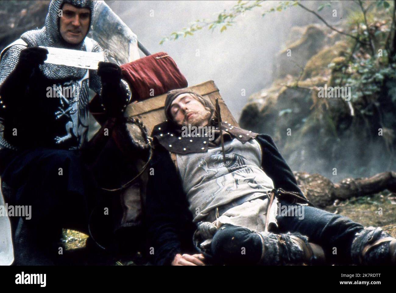 John Cleese & Eric Idle Film: Monty Python and the Holy Gral (UK 1975) Charaktere: Second Swallow-Savvy Guard, Dead Sammlerleitung: Terry Gilliam & Terry Jones 14 March 1975 **WARNUNG** Dieses Foto ist nur für den redaktionellen Gebrauch bestimmt und unterliegt dem Copyright von PYTHON (MONTY)-BILDERN und/oder dem von der Film- oder Produktionsfirma beauftragten Fotografen.Es kann nur von Publikationen im Zusammenhang mit der Bewerbung des oben genannten Films reproduziert werden. Eine obligatorische Gutschrift für PYTHON (MONTY)-BILDER ist erforderlich. Der Fotograf sollte auch bei Bekanntwerden des Fotos gutgeschrieben werden. Ohne kann keine kommerzielle Nutzung gewährt werden Stockfoto