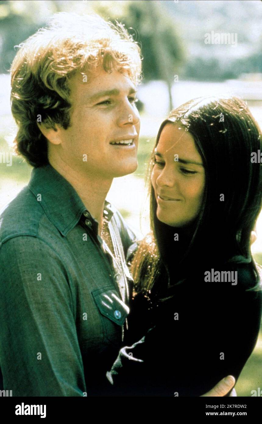Ryan O'Neal & Ali MacGraw Film Love Story (USA 1970) Charaktere: Oliver Barrett IV, Jennifer Cavalleri Regie: Arthur Hiller 16. Dezember 1970 **WARNUNG** dieses Foto ist nur für redaktionelle Zwecke bestimmt und unterliegt dem Copyright von PARAMOUNT und/oder dem Fotografen, der von der Film or Production Company zugewiesen wurde. Es kann nur durch Veröffentlichungen in Verbindung mit der Werbung für den oben genannten Film reproduziert werden. Es ist eine obligatorische Gutschrift bis ÜBERGEORDNETEN BETRAG erforderlich. Der Fotograf sollte ebenfalls angerechnet werden, wenn er bekannt ist. Ohne schriftliche Genehmigung der Film Company kann keine kommerzielle Nutzung gewährt werden. Stockfoto
