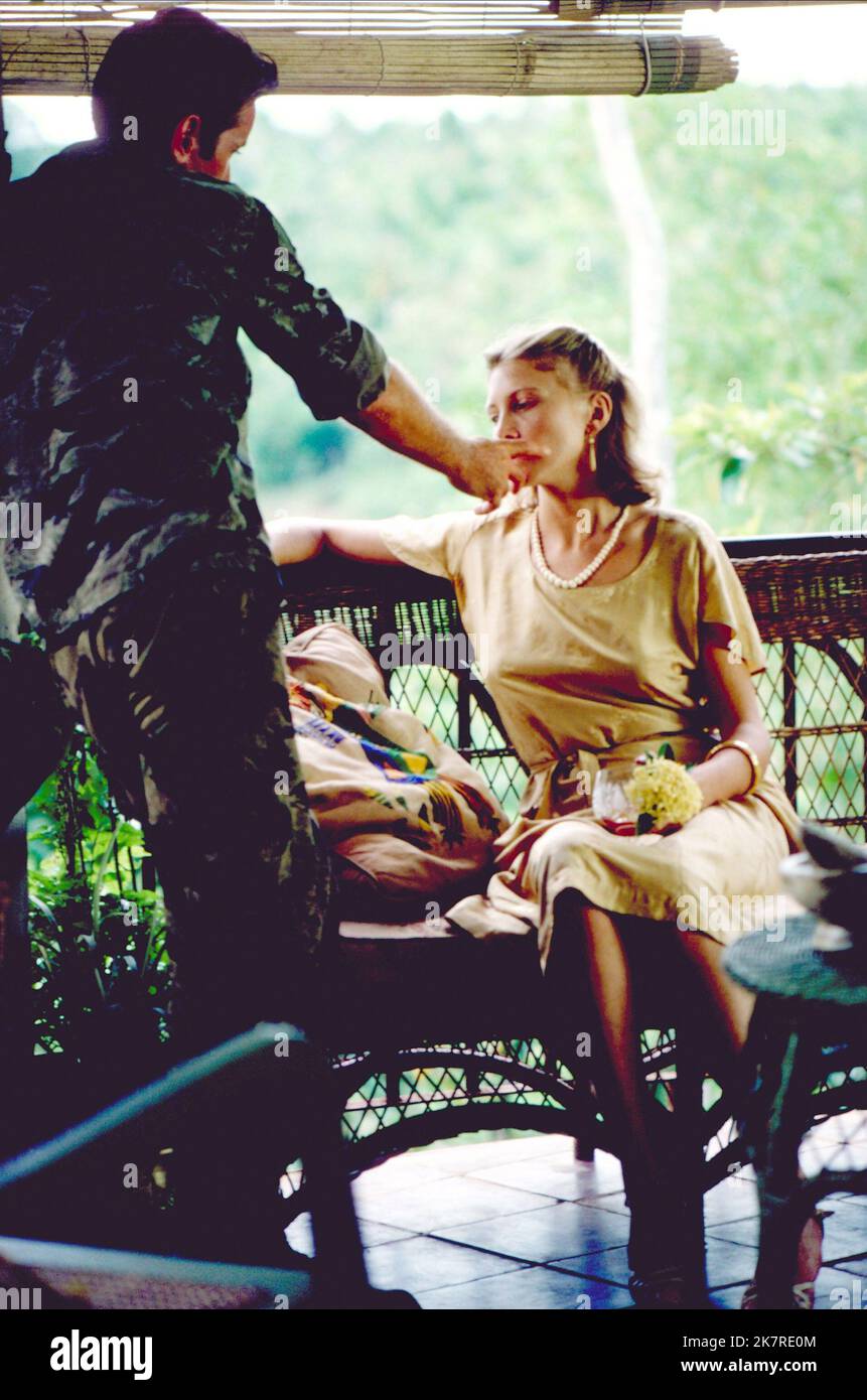 Martin Sheen & Aurore Clement Film: Apocalypse Now (USA 1979) Charaktere: Captain Benjamin L. Willard, Roxanne Sarrault (nur Redux-Version) Regie: Francis Ford Coppola 10 May 1979 **WARNUNG** Dieses Foto ist nur für den redaktionellen Gebrauch bestimmt und unterliegt dem Copyright von UNITED ARTISTS und/oder dem Fotografen, der von der Film- oder Produktionsfirma beauftragt wurde.Es kann nur von Publikationen im Zusammenhang mit der Bewerbung des oben genannten Films reproduziert werden. Eine obligatorische Gutschrift für UNITED ARTISTS ist erforderlich. Der Fotograf sollte auch bei Bekanntwerden des Fotos gutgeschrieben werden. Ohne schriftliche Genehmigung kann keine kommerzielle Nutzung gewährt werden Stockfoto