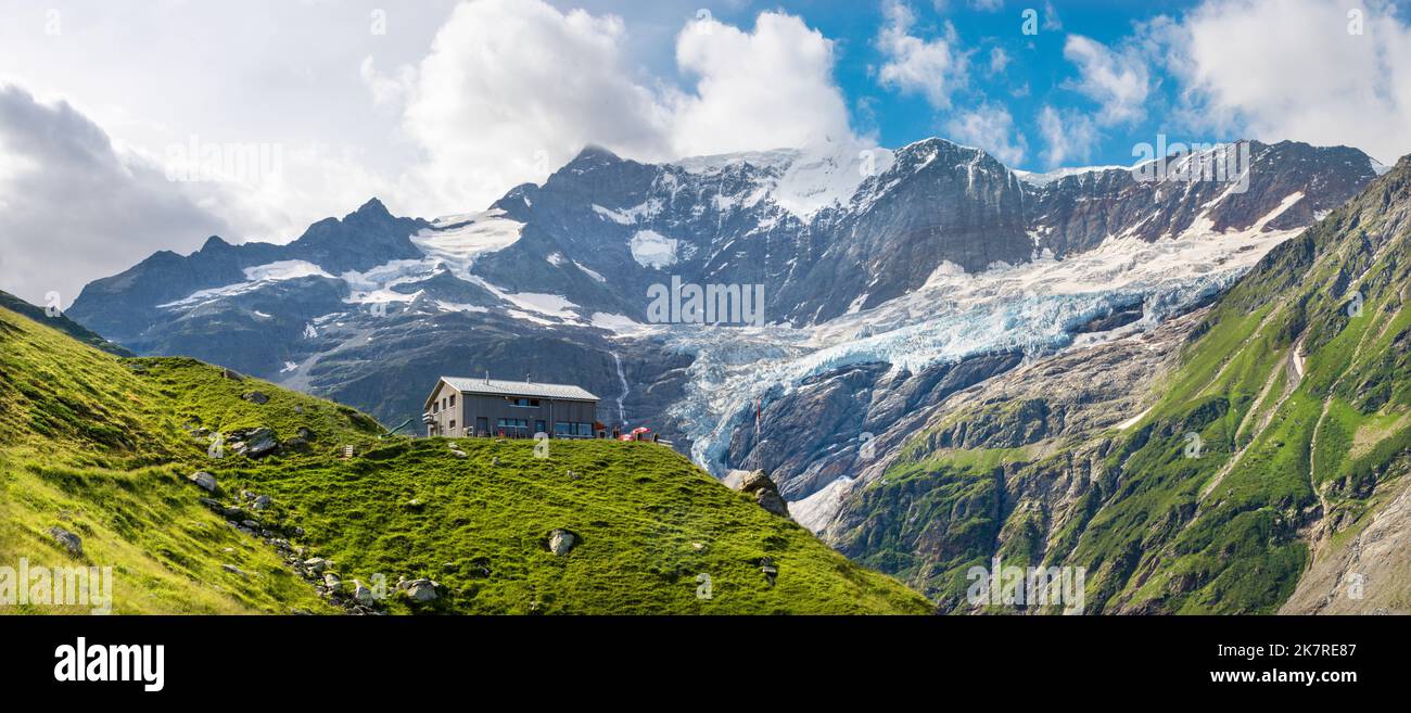 Das Massiv des Grossen Fiescher Horngipfels und Berghaus Baregg Chalet - Schweiz - Grindelwald. Stockfoto