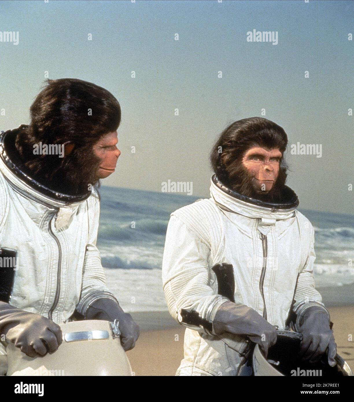 Roddy McDowall & Kim Hunter Film Escape from the Planet of the Apes (1971) Charaktere: Cornelius, Zira Regie: Don Taylor 21. Mai 1971 **WARNUNG** dieses Foto ist nur für redaktionelle Zwecke bestimmt und unterliegt dem Copyright von 20TH CENTURY FOX und/oder dem Fotografen, der von der Film or Production Company zugewiesen wurde. Eine obligatorische Gutschrift für 20TH CENTURY FOX ist erforderlich. Der Fotograf sollte ebenfalls angerechnet werden, wenn er bekannt ist. Ohne schriftliche Genehmigung der Film Company kann keine kommerzielle Nutzung gewährt werden. Stockfoto