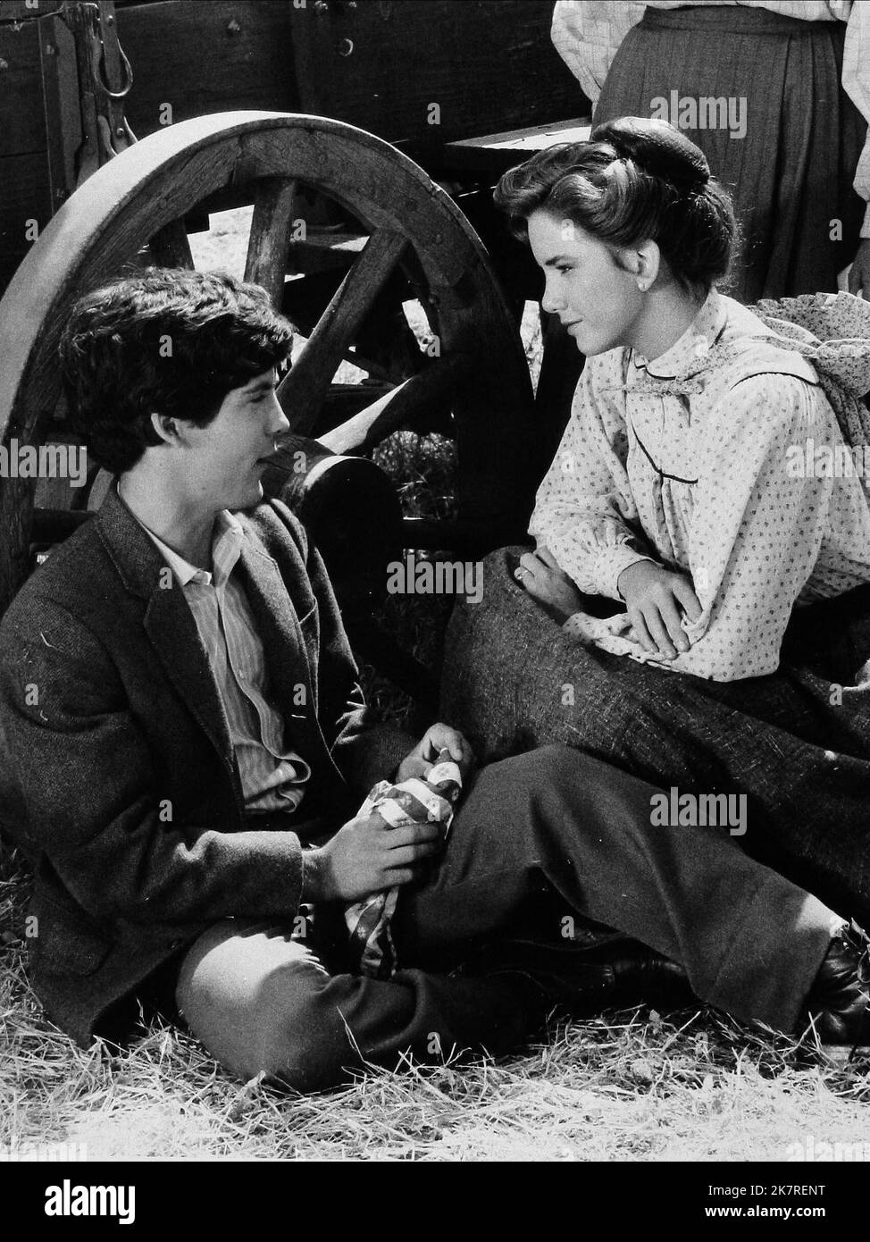 Matthew Laborteaux,Melissa Gilbert Film Little House on the Prairie (TV-Serie) Charaktere: Albert Quinn Ingalls,Laura Ingalls USA 1974-1983, 11. September 1974 **WARNUNG** dieses Foto ist nur für redaktionelle Zwecke bestimmt und unterliegt dem Urheberrecht von NBC und/oder dem Fotografen, der von der Film- oder Produktionsgesellschaft zugewiesen wurde. Es kann nur durch Veröffentlichungen in Verbindung mit der Werbung für den oben genannten Film reproduziert werden. Eine obligatorische Gutschrift an NBC ist erforderlich. Der Fotograf sollte ebenfalls angerechnet werden, wenn er bekannt ist. Ohne schriftliche Genehmigung der Film Company kann keine kommerzielle Nutzung gewährt werden. Stockfoto