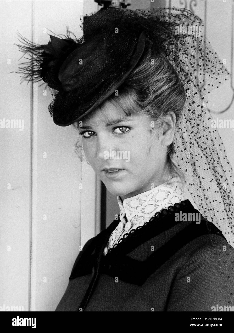 Leslie Landon Film: Little House on the Laarie (TV-Serie) Charaktere: Etta Plum USA 1974-1983, 11. September 1974 **WARNUNG** Dieses Foto ist nur für den redaktionellen Gebrauch bestimmt und unterliegt dem Copyright von NBC und/oder dem Fotografen, der von der Film- oder Produktionsfirma beauftragt wurde, und kann nur durch Publikationen im Zusammenhang mit der Bewerbung des oben genannten Films reproduziert werden. Eine obligatorische Gutschrift an NBC ist erforderlich. Der Fotograf sollte auch bei Bekanntwerden des Fotos gutgeschrieben werden. Ohne schriftliche Genehmigung der Film Company kann keine kommerzielle Nutzung gewährt werden. Stockfoto