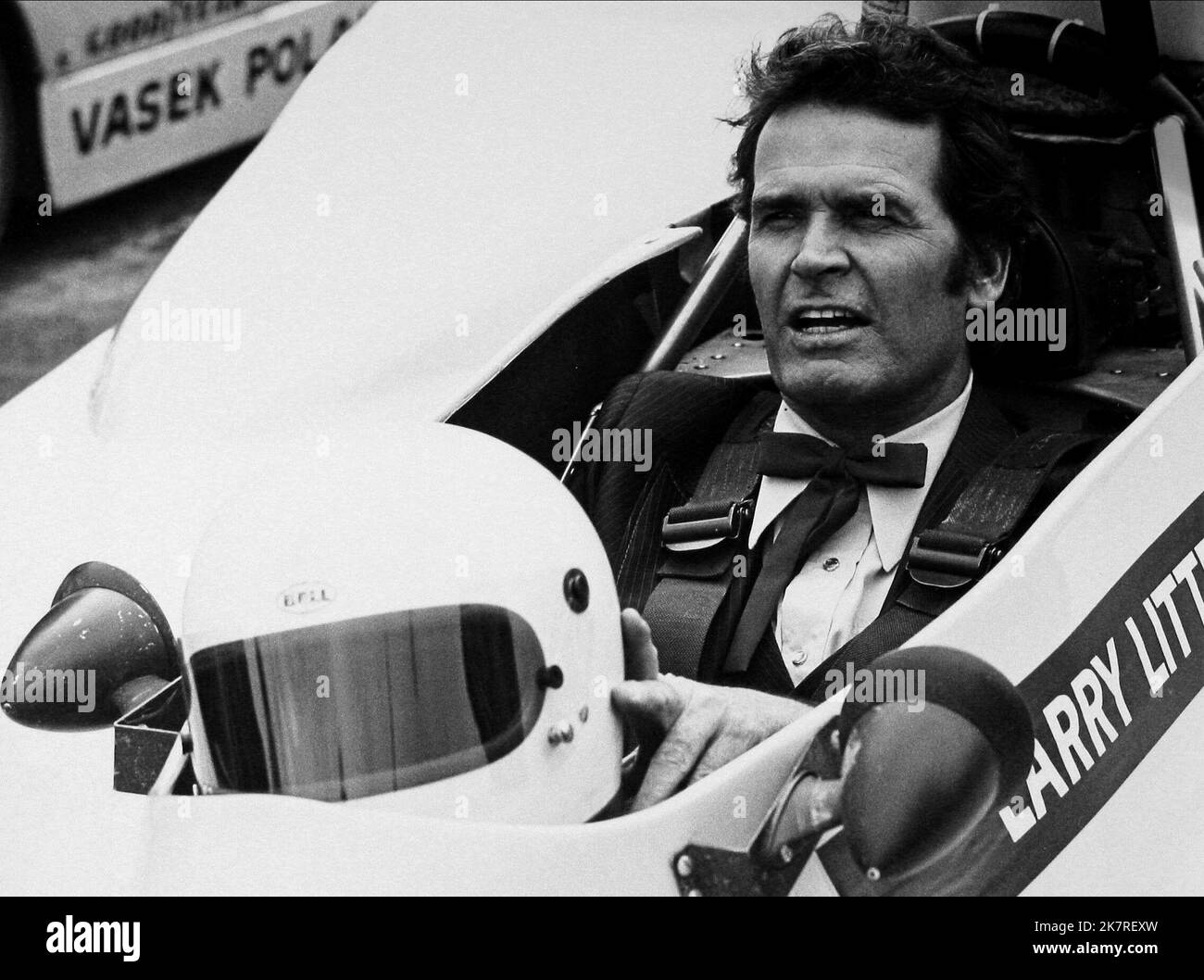 James Garner Television: The Rockford Files (TV-Serie) USA 1974-1980, / 5. Staffel, Staffel 5 / Folge 5,20/5,21: 'König der Betroger', Teil 1 & 2 (Never Send A Boy King to Do A man'S Job: Part 1 & 2, Regie: William Wiard, 1979) 13. September 1974 **WARNUNG** Dieses Foto ist nur für den redaktionellen Gebrauch bestimmt und unterliegt dem Copyright von NBC und/oder des Fotografen, der von der Film- oder Produktionsfirma beauftragt wurde, und kann nur durch Publikationen im Zusammenhang mit der Bewerbung des oben genannten Films reproduziert werden. Eine obligatorische Gutschrift an NBC ist erforderlich. Der Fotograf sollte auch bei Bekanntwerden des Fotos gutgeschrieben werden. Keine Werbung Stockfoto