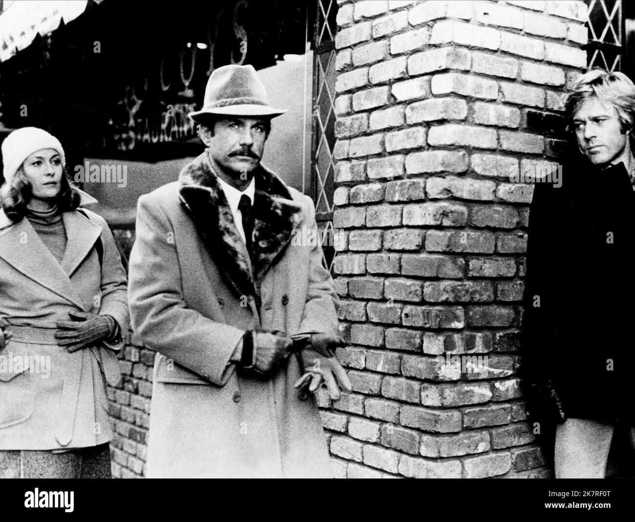 Jaye Dunaway, Cliff Robertson & Robert Redford Film: Three Days of the Condor (USA 1975) Charaktere: Kathy Hale,J. Higgins & Joseph Turner / Literaturverfilmung (Nach Dem Buch Von James Grady) Regie: Sydney Pollack 24. September 1975 **WARNUNG** Dieses Foto ist nur für redaktionelle Verwendung bestimmt und unterliegt dem Copyright von WILDWOOD ENTERPRISES und/oder des Fotografen, der von der Film- oder Produktionsfirma beauftragt wurde und darf nur durch Publikationen im Zusammenhang mit der Bewerbung des oben genannten Films reproduziert werden. Eine obligatorische Gutschrift an WILDWOOD-UNTERNEHMEN ist erforderlich. Der Fotograf sollte ebenfalls gutgeschrieben werden Stockfoto