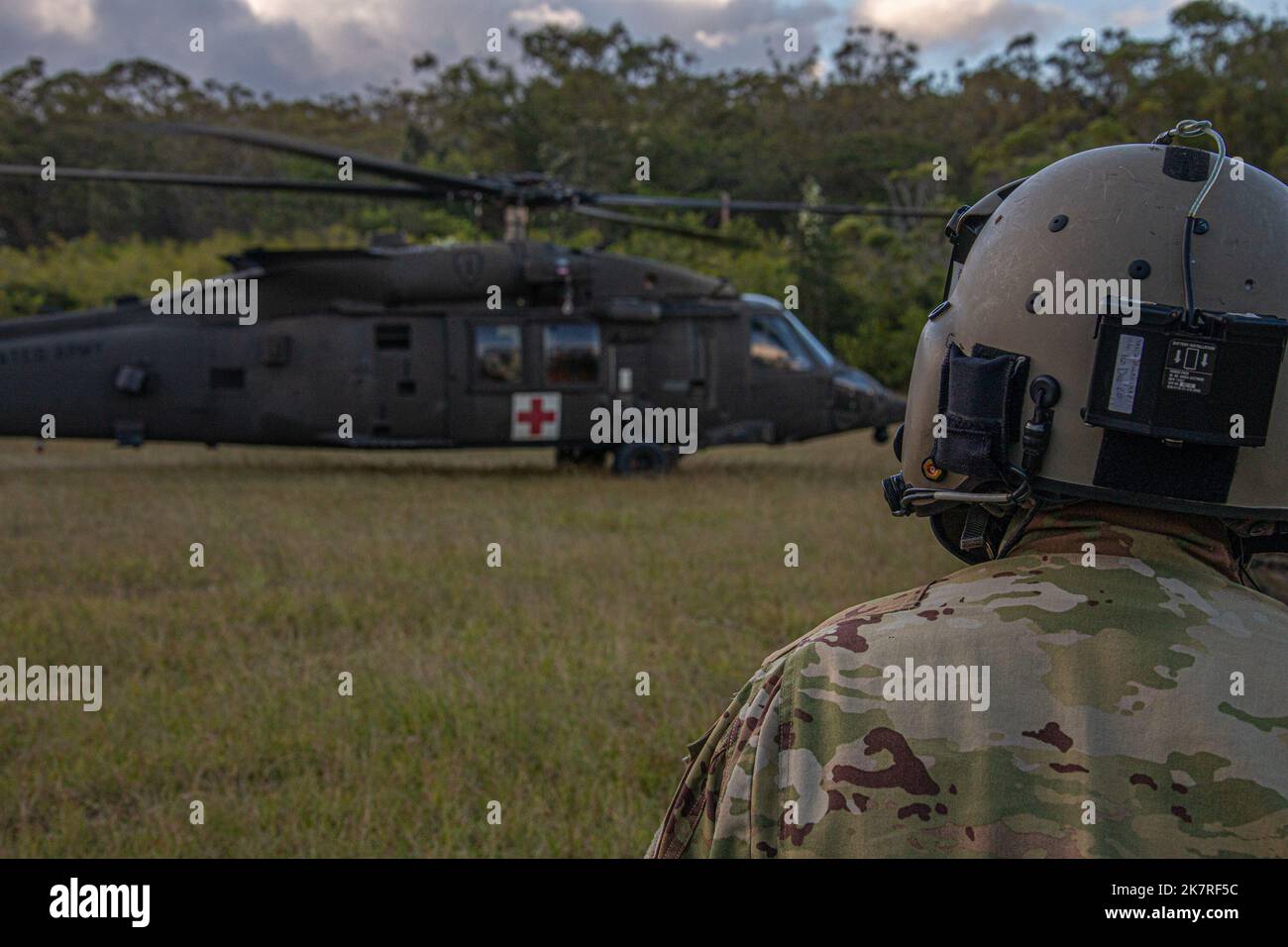 USA Armeesoldaten, die an der Dschungelschule teilnehmen, führen am 22. September 2022 medizinische Evakuierung und Dschungelpenetrator-Training in Schofield Barracks, Hawaii, durch. Jungle-Studenten lernten, wie man einen Unfall richtig auf den HH-60m Blackhawk lädt und wurden gezeigt, wie der Dschungelpenetrator funktioniert. (USA Armeefoto von SPC. Daniel Proper, 25. Infanterie-Division) Stockfoto