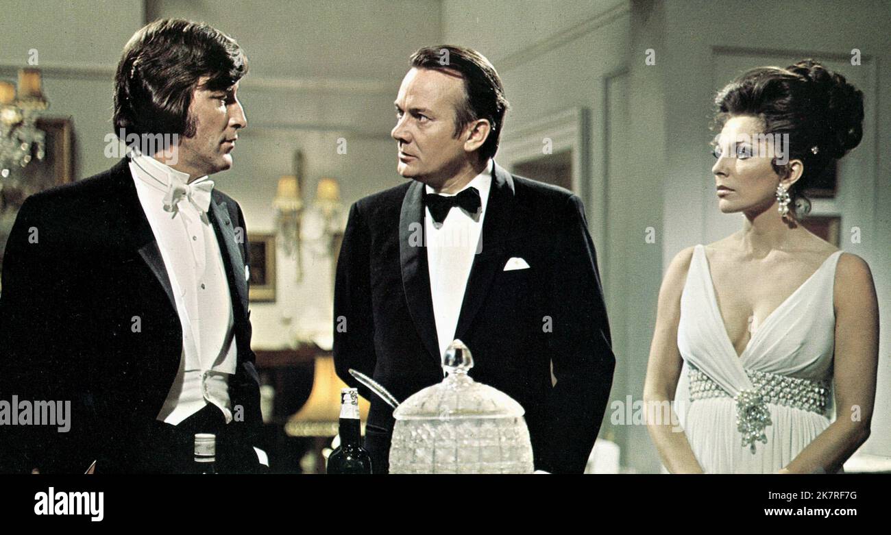 Tom Bell, Denholm Elliott & Joan Collins Film: Quest For Love (1971) Regie: Ralph Thomas 09. September 1971 **WARNUNG** Dieses Foto ist nur für redaktionelle Zwecke bestimmt und unterliegt dem Copyright der VON der Film- oder Produktionsgesellschaft beauftragten ORGANISATION FILM PRODUCTIONS LTD und/oder des Fotografen und darf nur durch Publikationen im Zusammenhang mit der Bewerbung des oben genannten Films reproduziert werden. Eine obligatorische Gutschrift an DIE RANK ORGANISATION FILM PRODUCTIONS LTD ist erforderlich. Der Fotograf sollte auch bei Bekanntwerden des Fotos gutgeschrieben werden. Ohne schriftliche Genehmigung der Fil kann keine kommerzielle Nutzung gewährt werden Stockfoto