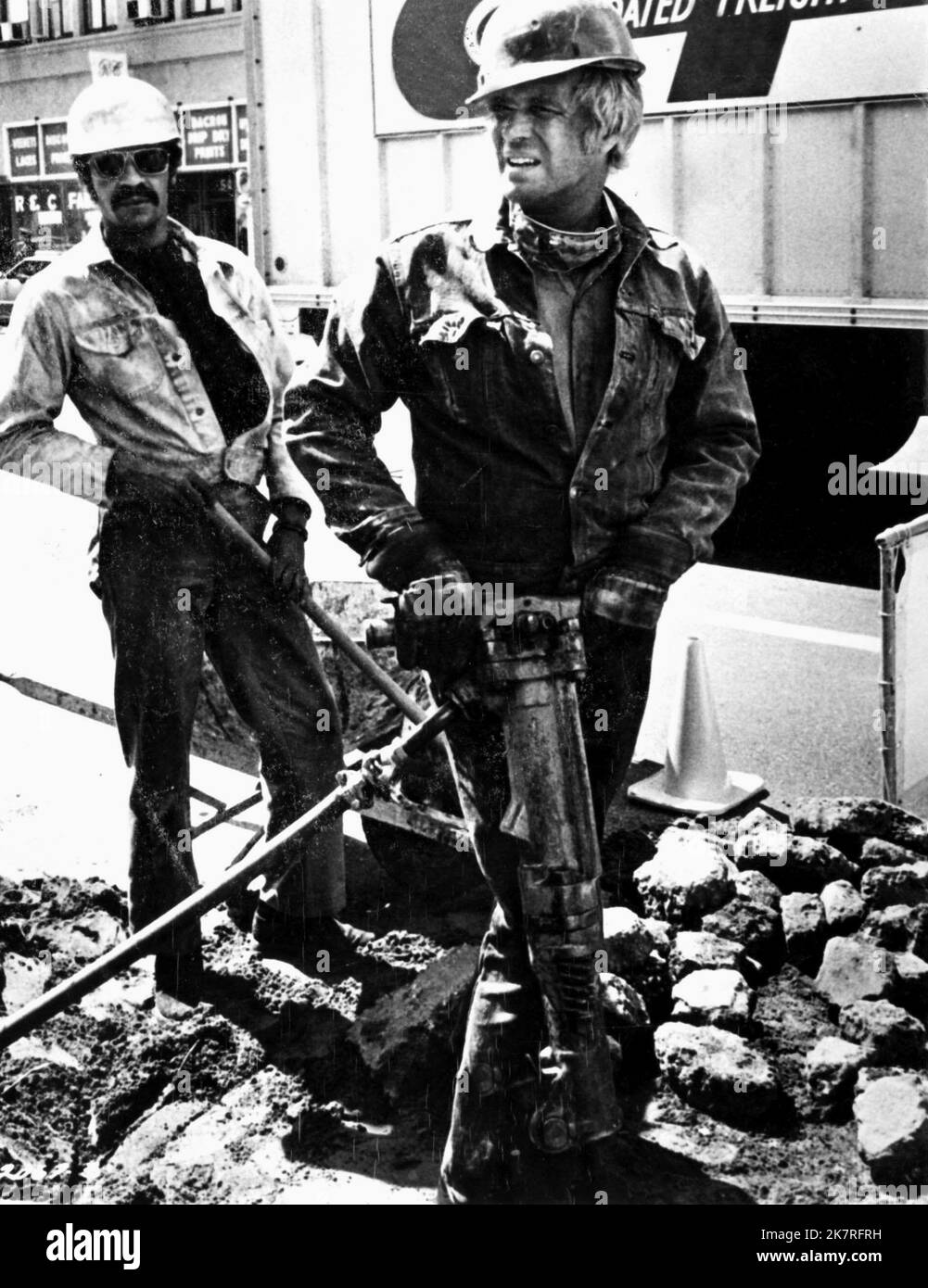 George Peppard Film Newman's Law (1974) Charaktere: Vince Newman Regie: Richard T. Heffon 02. Dezember 1974 **WARNUNG** dieses Foto ist nur für redaktionelle Zwecke bestimmt und unterliegt dem Urheberrecht von UNIVERSAL und/oder dem Fotografen, der von der Film- oder Produktionsgesellschaft beauftragt wurde. Es kann nur durch Veröffentlichungen in Verbindung mit der Werbung für den oben genannten Film reproduziert werden. Eine obligatorische Gutschrift für UNIVERSAL ist erforderlich. Der Fotograf sollte ebenfalls angerechnet werden, wenn er bekannt ist. Ohne schriftliche Genehmigung der Film Company kann keine kommerzielle Nutzung gewährt werden. Stockfoto