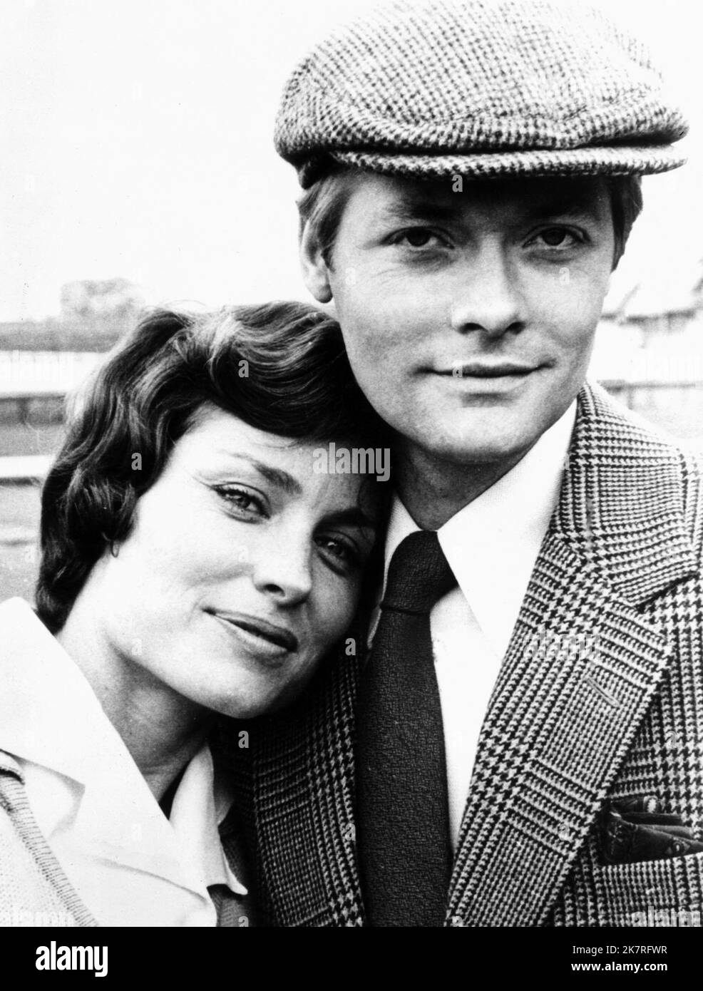 Simon Ward & Lisa Harrow Film: All Creatures Great And Small (1977) Charaktere: James Herriot & Helen Alderson Regie: Claude Whatham 04. Februar 1975 **WARNUNG** Dieses Foto ist nur für redaktionelle Zwecke bestimmt und unterliegt dem Copyright von EMI und/oder dem Fotografen, der von der Film- oder Produktionsfirma beauftragt wurde, und kann nur von Publikationen im Zusammenhang mit der Bewerbung des oben genannten Films reproduziert werden. Eine obligatorische Gutschrift an EMI ist erforderlich. Der Fotograf sollte auch bei Bekanntwerden des Fotos gutgeschrieben werden. Ohne schriftliche Genehmigung der Film Company kann keine kommerzielle Nutzung gewährt werden. Stockfoto