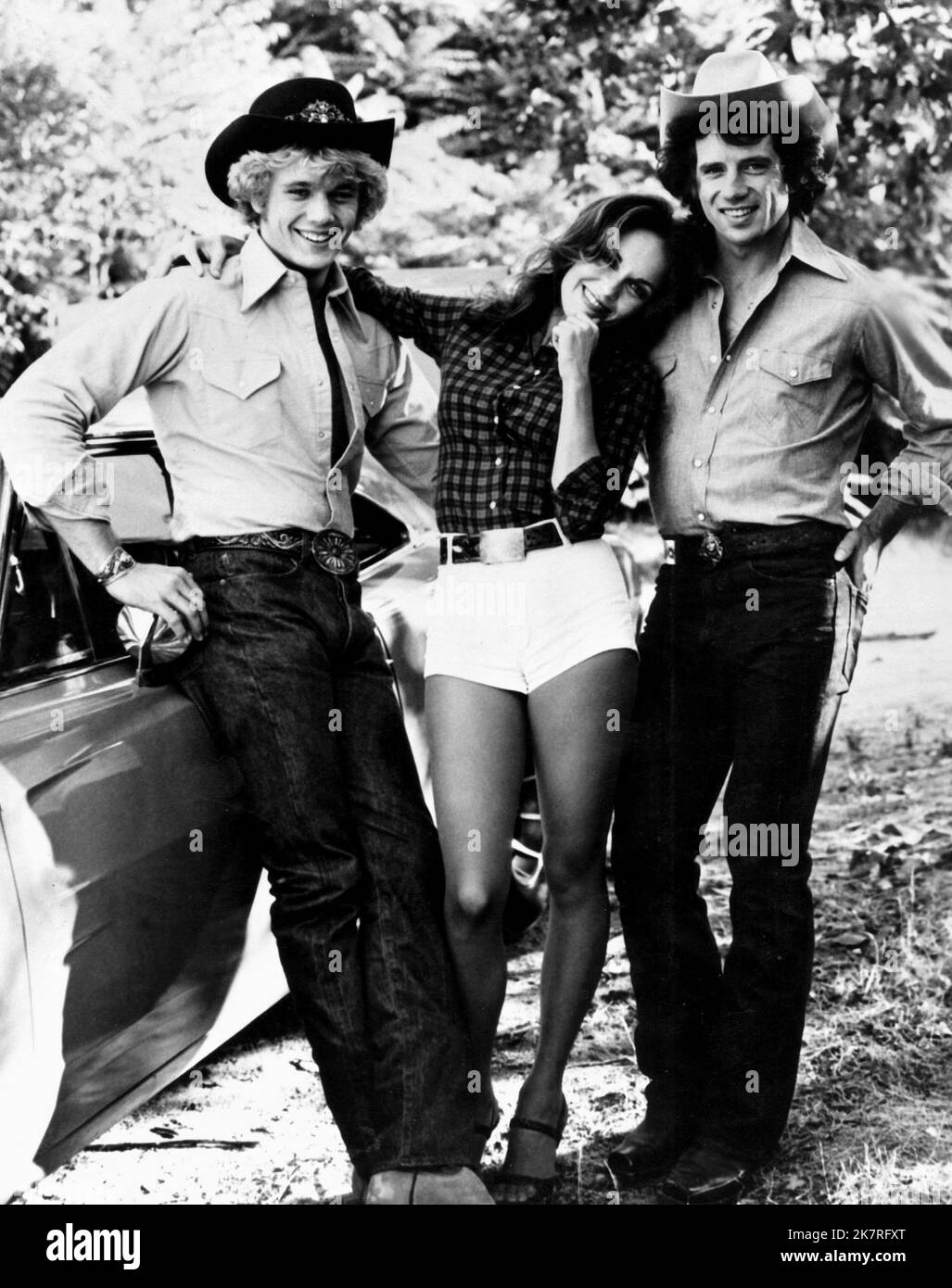 John Schneider, Catherine Bach & Tom Wopat Television: The Dukes of Hazzard (TV-Serie) Charaktere: Bo Duke,Daisy Duke & Luke Duke USA 1979-1985, 26. Januar 1979 **WARNUNG** Dieses Foto ist nur für den redaktionellen Gebrauch bestimmt und unterliegt dem Copyright von WARNER BROS. TV und/oder der Fotograf, der vom Film- oder Produktionsunternehmen beauftragt wurde und nur durch Publikationen im Zusammenhang mit der Bewerbung des oben genannten Films reproduziert werden kann. Eine obligatorische Gutschrift an WARNER BROS. TV ist erforderlich. Der Fotograf sollte auch bei Bekanntwerden des Fotos gutgeschrieben werden. Ohne schriftliche Genehmigung der Film Co. Kann keine kommerzielle Nutzung gewährt werden Stockfoto