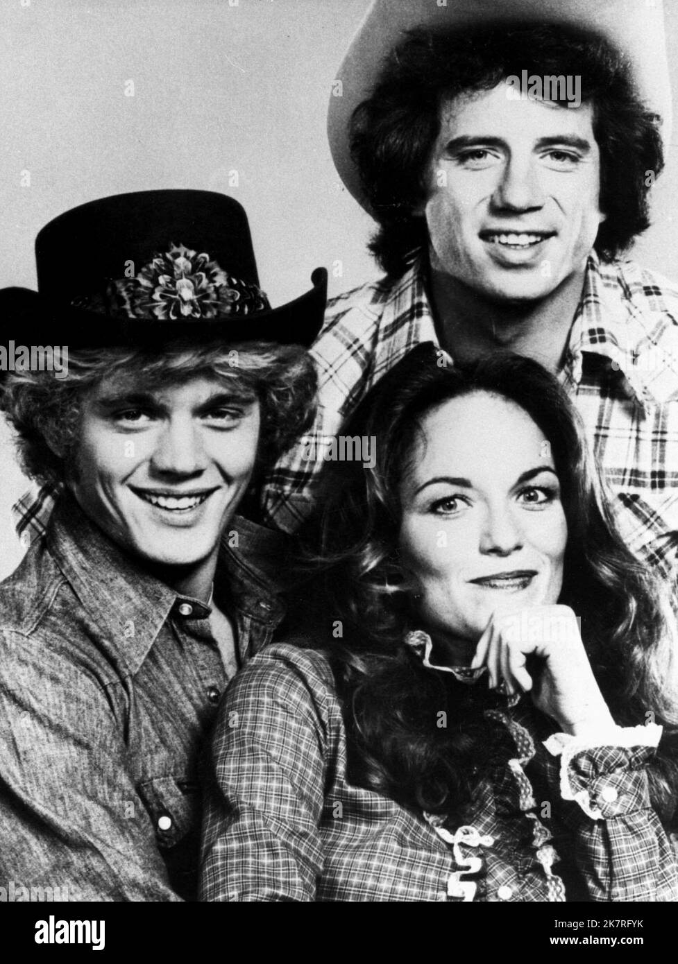 John Schneider, Catherine Bach & Tom Wopat Television: The Dukes of Hazzard (TV-Serie) Charaktere: Bo Duke,Daisy Duke & Luke Duke USA 1979-1985, 26. Januar 1979 **WARNUNG** Dieses Foto ist nur für den redaktionellen Gebrauch bestimmt und unterliegt dem Copyright von WARNER BROS. TV und/oder der Fotograf, der vom Film- oder Produktionsunternehmen beauftragt wurde und nur durch Publikationen im Zusammenhang mit der Bewerbung des oben genannten Films reproduziert werden kann. Eine obligatorische Gutschrift an WARNER BROS. TV ist erforderlich. Der Fotograf sollte auch bei Bekanntwerden des Fotos gutgeschrieben werden. Ohne schriftliche Genehmigung der Film Co. Kann keine kommerzielle Nutzung gewährt werden Stockfoto