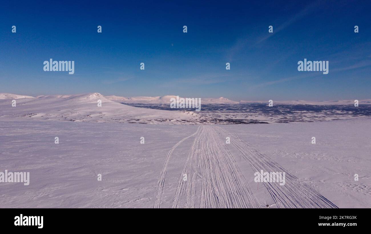 Ein Schneemobil- und Skifahrteil der Kungsleden-Strecke zwischen Hemavan und Ammarnas, März, Lappland, Schweden Stockfoto