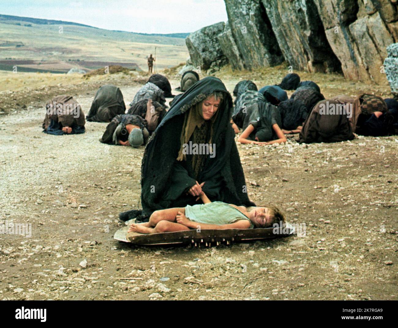 Katharine Hepburn Film die Trojanischen Frauen (1975) Regie: Michael Cacoyannis 27. September 1971 **WARNUNG** dieses Foto ist nur für redaktionelle Zwecke bestimmt und unterliegt dem Urheberrecht der Film Company und/oder des von der Film- oder Produktionsgesellschaft beauftragten Fotografen und kann nur durch Veröffentlichungen in Verbindung mit der Werbung für den oben genannten Film reproduziert werden. Es ist eine obligatorische Gutschrift an die Filmgesellschaft erforderlich. Der Fotograf sollte ebenfalls angerechnet werden, wenn er bekannt ist. Ohne schriftliche Genehmigung der Film Company kann keine kommerzielle Nutzung gewährt werden. Stockfoto