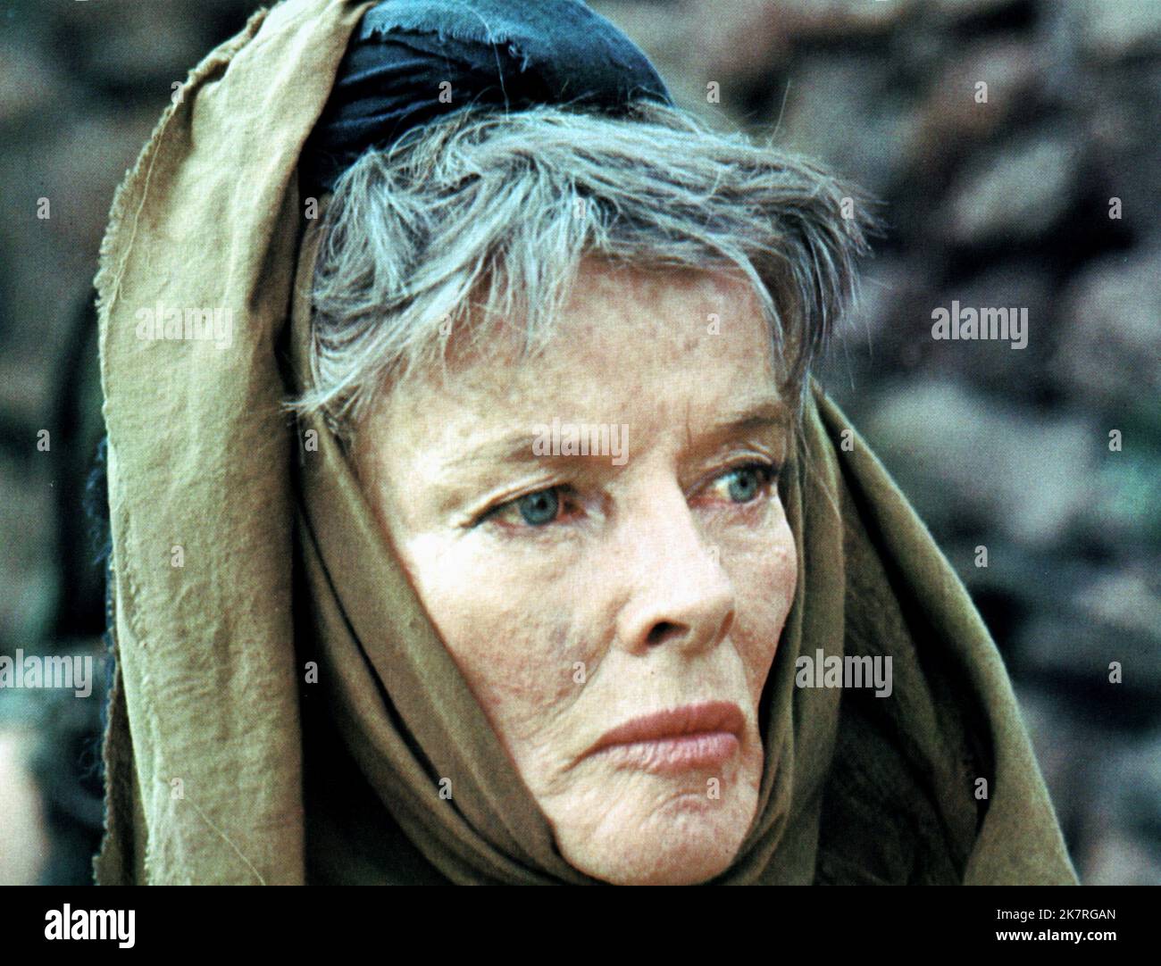 Katharine Hepburn Film die Trojanischen Frauen (1971) Regie: Michael Cacoyannis 27. September 1971 **WARNUNG** dieses Foto ist nur für redaktionelle Zwecke bestimmt und unterliegt dem Urheberrecht der Film Company und/oder des von der Film- oder Produktionsgesellschaft beauftragten Fotografen und kann nur durch Veröffentlichungen in Verbindung mit der Werbung für den oben genannten Film reproduziert werden. Es ist eine obligatorische Gutschrift an die Filmgesellschaft erforderlich. Der Fotograf sollte ebenfalls angerechnet werden, wenn er bekannt ist. Ohne schriftliche Genehmigung der Film Company kann keine kommerzielle Nutzung gewährt werden. Stockfoto