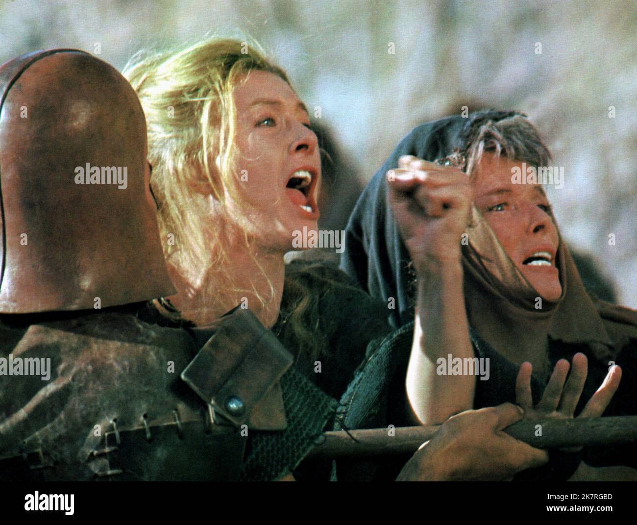 Szene mit Katharine Hepburn Film die Trojanischen Frauen (1971) Regie: Michael Cacoyannis 27. September 1971 **WARNUNG** dieses Foto ist nur für redaktionelle Zwecke bestimmt und unterliegt dem Urheberrecht der Film Company und/oder des Fotografen, der von der Film- oder Produktionsgesellschaft beauftragt wurde, und kann nur durch Veröffentlichungen in Verbindung mit der Werbung für den oben genannten Film reproduziert werden. Es ist eine obligatorische Gutschrift an die Filmgesellschaft erforderlich. Der Fotograf sollte ebenfalls angerechnet werden, wenn er bekannt ist. Ohne schriftliche Genehmigung der Film Company kann keine kommerzielle Nutzung gewährt werden. Stockfoto