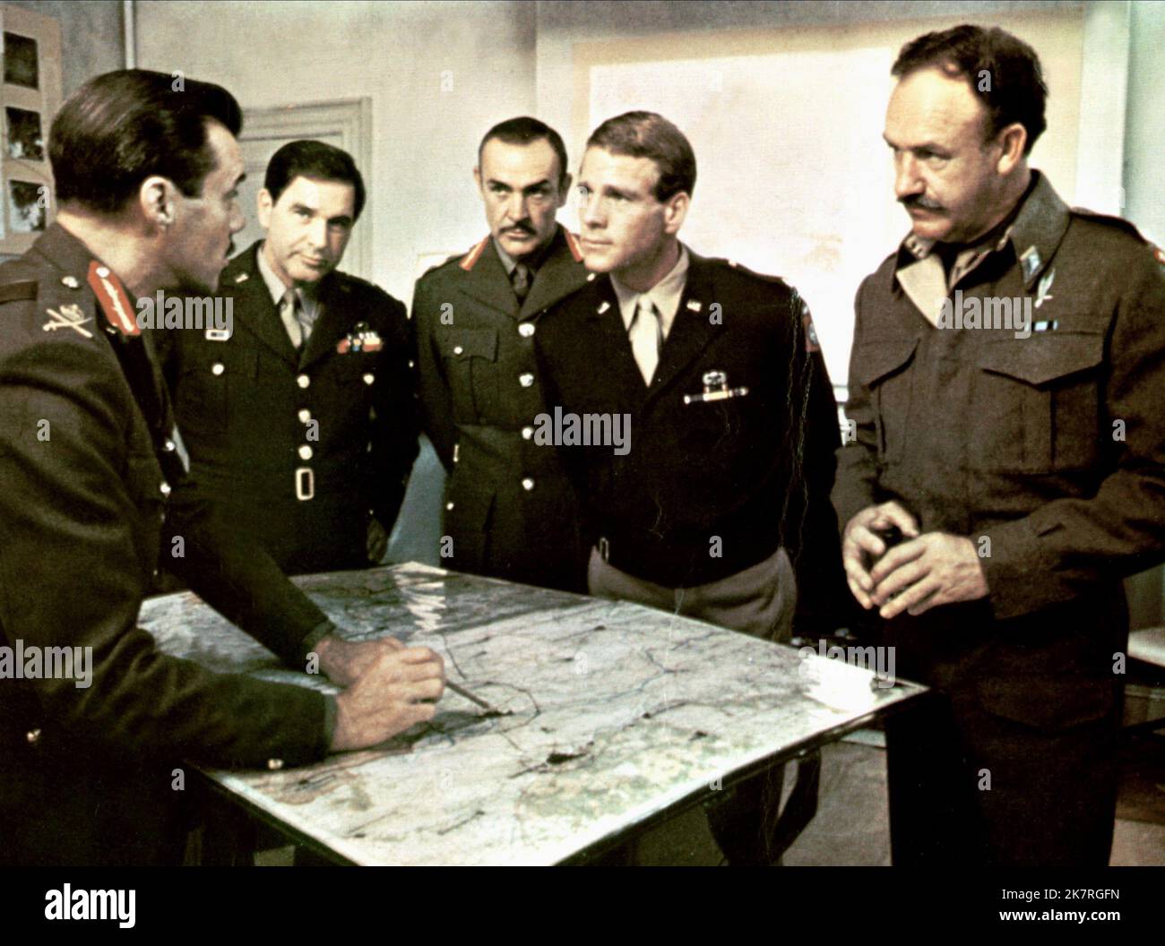 Dirk Bogarde, Paul Maxwell, Sean Connery, Ryan O'Neal & Gene Hackman Film: A Bridge Too Far (UK/USA 1977) Charaktere: LT. Gen. Frederick A.M. Browning, Maj. General Maxwell D. Taylor, Maj. General Robert E. Urquhart und Maj. General Stanislaw F. Sosabowski Direktor: Richard Attenborough 15 June 1977 **WARNUNG** Dieses Foto ist nur für den redaktionellen Gebrauch bestimmt und unterliegt dem Copyright von UNITED ARTISTS und/oder The Photographer, die von The Film or Production Company beauftragt wurden.Es kann nur von Publikationen im Zusammenhang mit der Bewerbung des oben genannten Films reproduziert werden. Eine obligatorische Gutschrift für UNITED ARTISTS ist erforderlich. Th Stockfoto