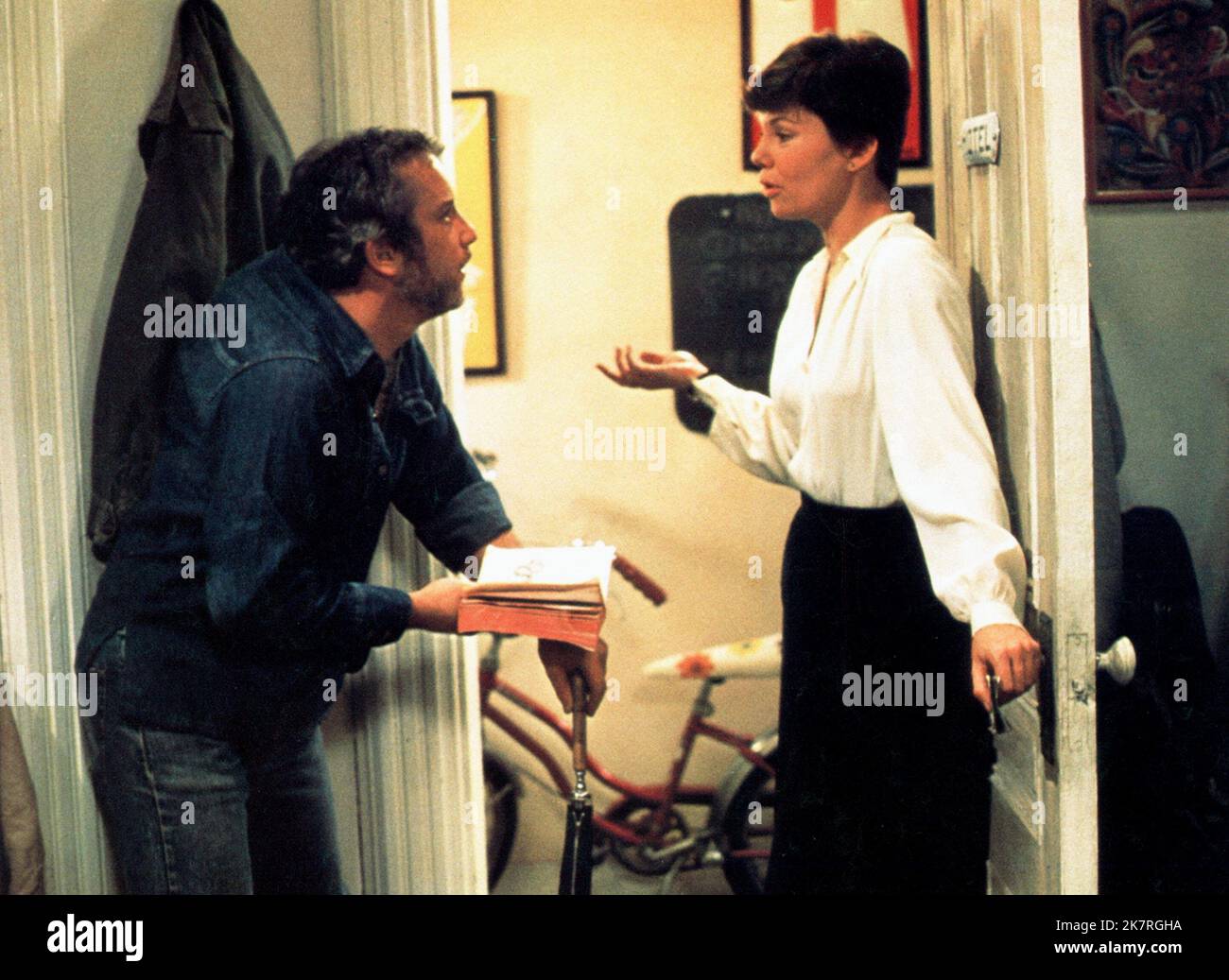 Richard Dreyfuss & Marsha Mason Film The Goodbye Girl (1978) Charaktere: Elliot Garfield & Paula McFadden Regie: Herbert Ross 30 November 1977 **WARNUNG** dieses Foto ist nur für redaktionelle Zwecke bestimmt und unterliegt dem Copyright von MGM und/oder dem Fotografen, der von der Film or Production Company zugewiesen wurde. Es kann nur durch Veröffentlichungen in Verbindung mit der Werbung für den oben genannten Film reproduziert werden. Eine obligatorische Gutschrift an MGM ist erforderlich. Der Fotograf sollte ebenfalls angerechnet werden, wenn er bekannt ist. Ohne schriftliche Genehmigung der Film Company kann keine kommerzielle Nutzung gewährt werden. Stockfoto