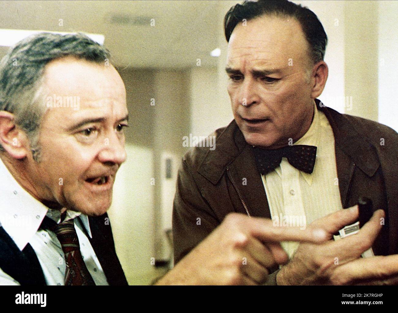Jack Lemmon & Scott Brady Film The China Syndrome (USA 1979) Charaktere: Jack Godell & Herman de Young Regisseur: James Bridges 16. März 1979 **WARNUNG** dieses Foto ist nur für redaktionelle Zwecke bestimmt und unterliegt dem Copyright von COLUMBIA und/oder dem Fotografen, der von der Film or Production Company zugewiesen wurde. Es kann nur durch Veröffentlichungen in Verbindung mit der Werbung für den obigen Film reproduziert werden. Eine obligatorische Gutschrift für COLUMBIA ist erforderlich. Der Fotograf sollte ebenfalls angerechnet werden, wenn er bekannt ist. Ohne schriftliche Genehmigung der Film Company kann keine kommerzielle Nutzung gewährt werden. Stockfoto