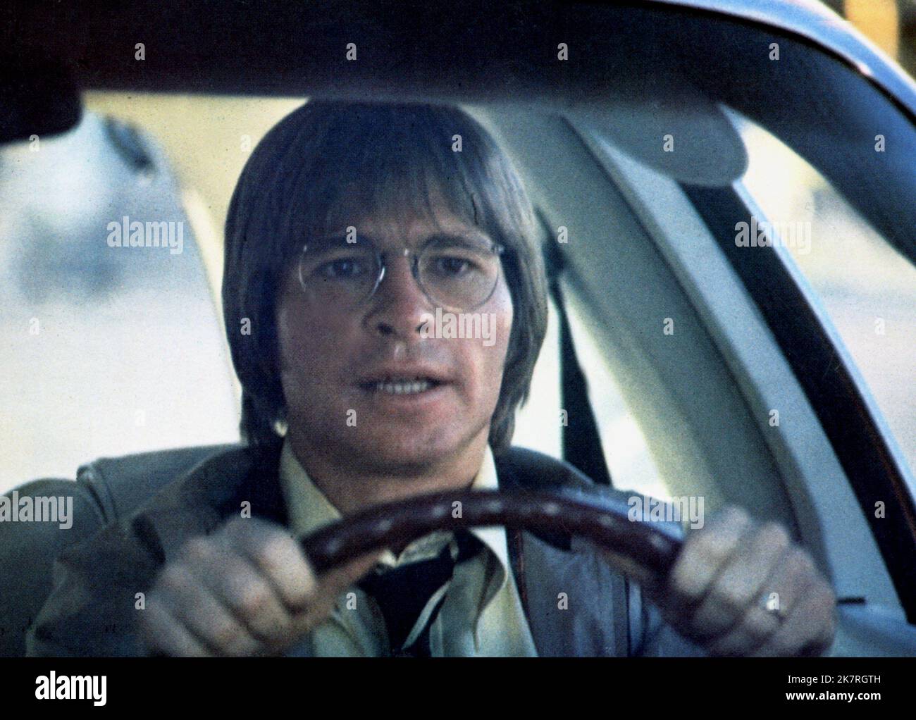 John Denver Film Oh God (1975) Charaktere: Jerry Landers Regie: Carl reiner 07. Oktober 1977 **WARNUNG** dieses Foto ist nur für redaktionelle Zwecke bestimmt und unterliegt dem Copyright der Film Company und/oder des von der Film or Production Company beauftragten Fotografen und kann nur durch Veröffentlichungen in Verbindung mit der Werbung für den oben genannten Film reproduziert werden. Es ist eine obligatorische Gutschrift an die Filmgesellschaft erforderlich. Der Fotograf sollte ebenfalls angerechnet werden, wenn er bekannt ist. Ohne schriftliche Genehmigung der Film Company kann keine kommerzielle Nutzung gewährt werden. Stockfoto