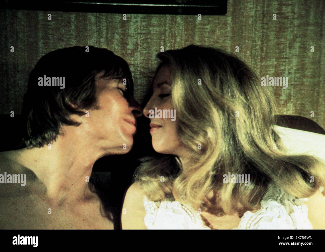 John Denver & Teri Garr Film Oh God (1975) Charaktere: Jerry Landers & Bobbie Landers Regie: Carl reiner 07. Oktober 1977 **WARNUNG** dieses Foto ist nur für redaktionelle Zwecke bestimmt und unterliegt dem Copyright der Film Company und/oder des Fotografen, der von der Film or Production Company beauftragt wurde. Es kann nur durch Veröffentlichungen in Verbindung mit der Werbung für den oben genannten Film reproduziert werden. Es ist eine obligatorische Gutschrift an die Filmgesellschaft erforderlich. Der Fotograf sollte ebenfalls angerechnet werden, wenn er bekannt ist. Ohne schriftliche Genehmigung der Film Company kann keine kommerzielle Nutzung gewährt werden. Stockfoto