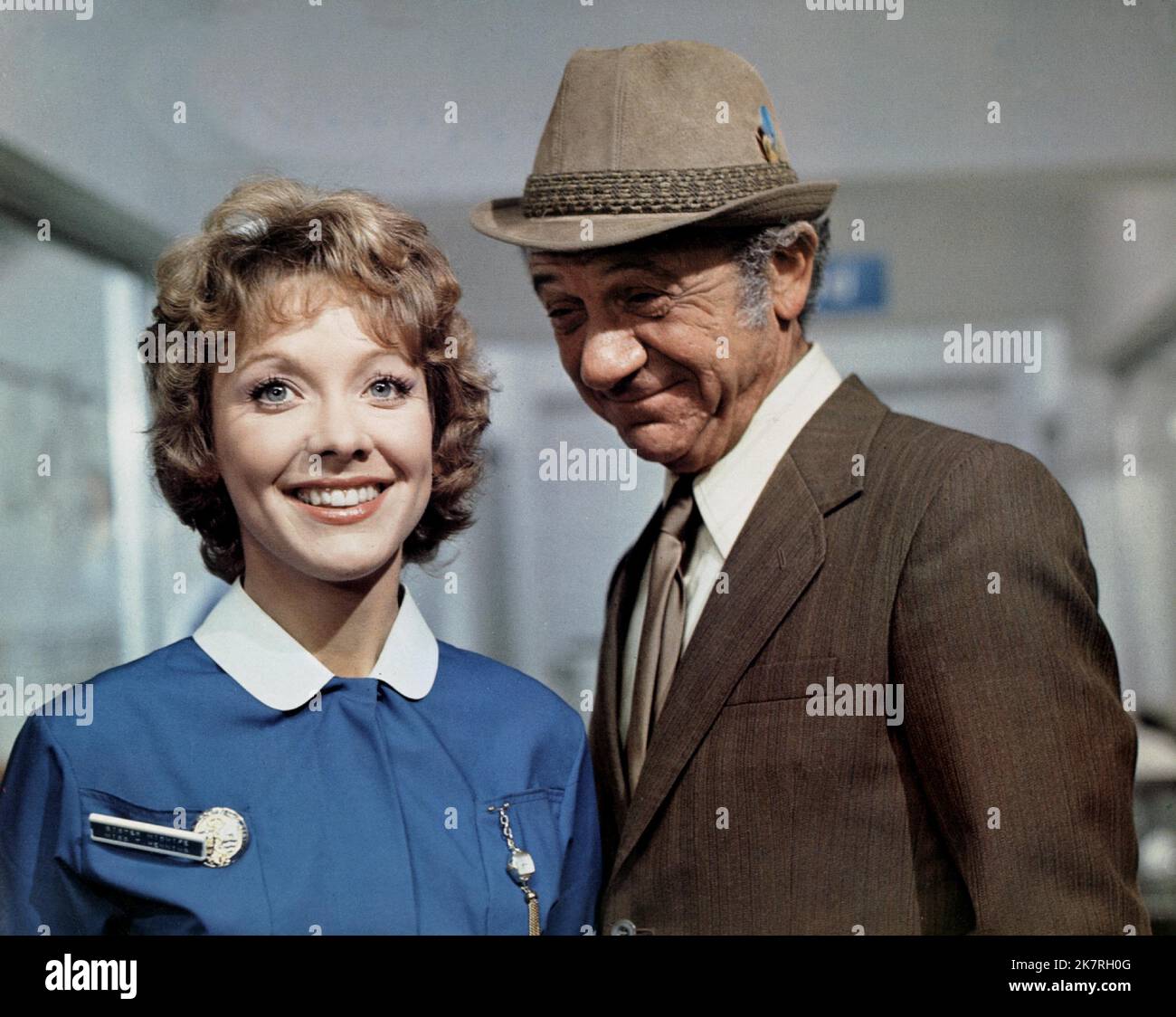 Jacki Piper & Sid James Film: Carry On Matron (UK 1972) Charaktere: Sister & Sid Carter Regie: Gerald Thomas 19 May 1972 **WARNUNG** Dieses Foto ist nur für redaktionelle Verwendung bestimmt und unterliegt dem Copyright der VON der Film- oder Produktionsfirma beauftragten ORGANISATION und/oder des Fotografen und kann nur durch Publikationen im Zusammenhang mit der Bewerbung des oben genannten Films reproduziert werden. Eine obligatorische Gutschrift an DIE RANGORGANISATION ist erforderlich. Der Fotograf sollte auch bei Bekanntwerden des Fotos gutgeschrieben werden. Ohne schriftliche Genehmigung der Film Company kann keine kommerzielle Nutzung gewährt werden. Stockfoto