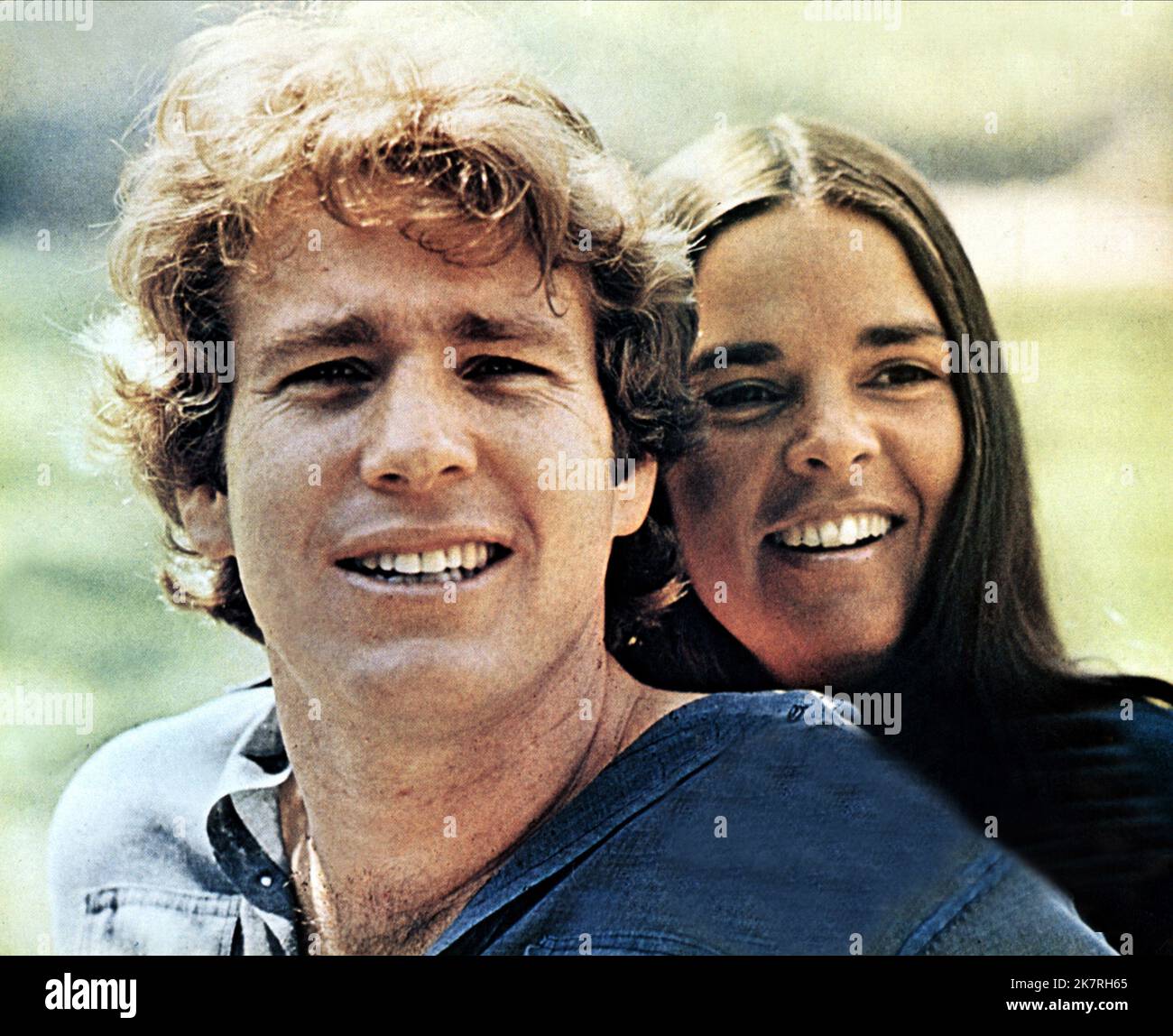 Ryan O'Neal & Ali MacGraw Film Love Story (USA 1970) Charaktere: & Jennifer Cavalleri Regie: Arthur Hiller 16. Dezember 1970 **WARNUNG** dieses Foto ist nur für redaktionelle Zwecke bestimmt und unterliegt dem Copyright von PARAMOUNT und/oder dem Fotografen, der von der Film or Production Company zugewiesen wurde. Es kann nur durch Veröffentlichungen in Verbindung mit der Werbung für den oben genannten Film reproduziert werden. Es ist eine obligatorische Gutschrift bis ÜBERGEORDNETEN BETRAG erforderlich. Der Fotograf sollte ebenfalls angerechnet werden, wenn er bekannt ist. Ohne schriftliche Genehmigung der Film Company kann keine kommerzielle Nutzung gewährt werden. Stockfoto