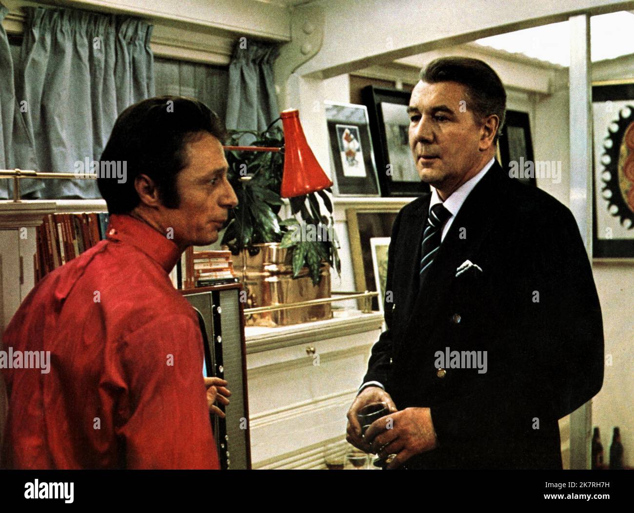 Terry Scully & Michael Redgrave Film: Auf Wiedersehen Gemini (1976) Charaktere: Nigel Garfield & James Harrington-Smith Regie: Alan Gibson 06. August 1970 **WARNUNG** Dieses Foto ist nur für redaktionelle Verwendung bestimmt und unterliegt dem Copyright von JOSEPH SHAFTEL PRODUCTIONS und/oder dem von der Film- oder Produktionsfirma beauftragten Fotografen.Es kann nur von Publikationen im Zusammenhang mit der Bewerbung des oben genannten Films reproduziert werden. Eine obligatorische Gutschrift an JOSEPH SHAFTEL PRODUCTIONS ist erforderlich. Der Fotograf sollte auch bei Bekanntwerden des Fotos gutgeschrieben werden. Ohne schriftliche Genehmigung von t kann keine kommerzielle Nutzung gewährt werden Stockfoto