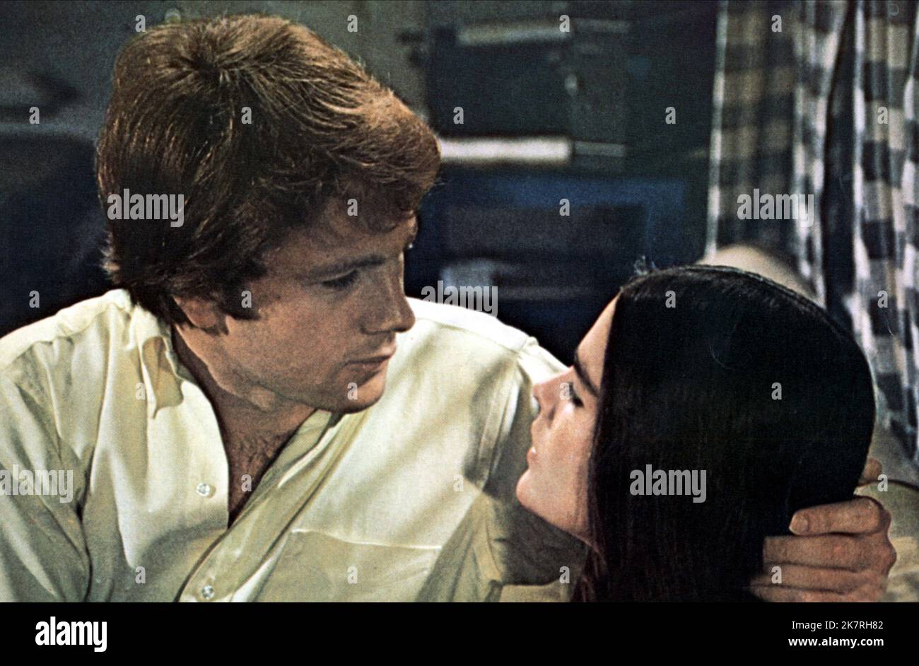 Ryan O'Neal & Ali MacGraw Film Love Story (USA 1970) Charaktere: & Jennifer Cavalleri Regie: Arthur Hiller 16. Dezember 1970 **WARNUNG** dieses Foto ist nur für redaktionelle Zwecke bestimmt und unterliegt dem Copyright von PARAMOUNT und/oder dem Fotografen, der von der Film or Production Company zugewiesen wurde. Es kann nur durch Veröffentlichungen in Verbindung mit der Werbung für den oben genannten Film reproduziert werden. Es ist eine obligatorische Gutschrift bis ÜBERGEORDNETEN BETRAG erforderlich. Der Fotograf sollte ebenfalls angerechnet werden, wenn er bekannt ist. Ohne schriftliche Genehmigung der Film Company kann keine kommerzielle Nutzung gewährt werden. Stockfoto