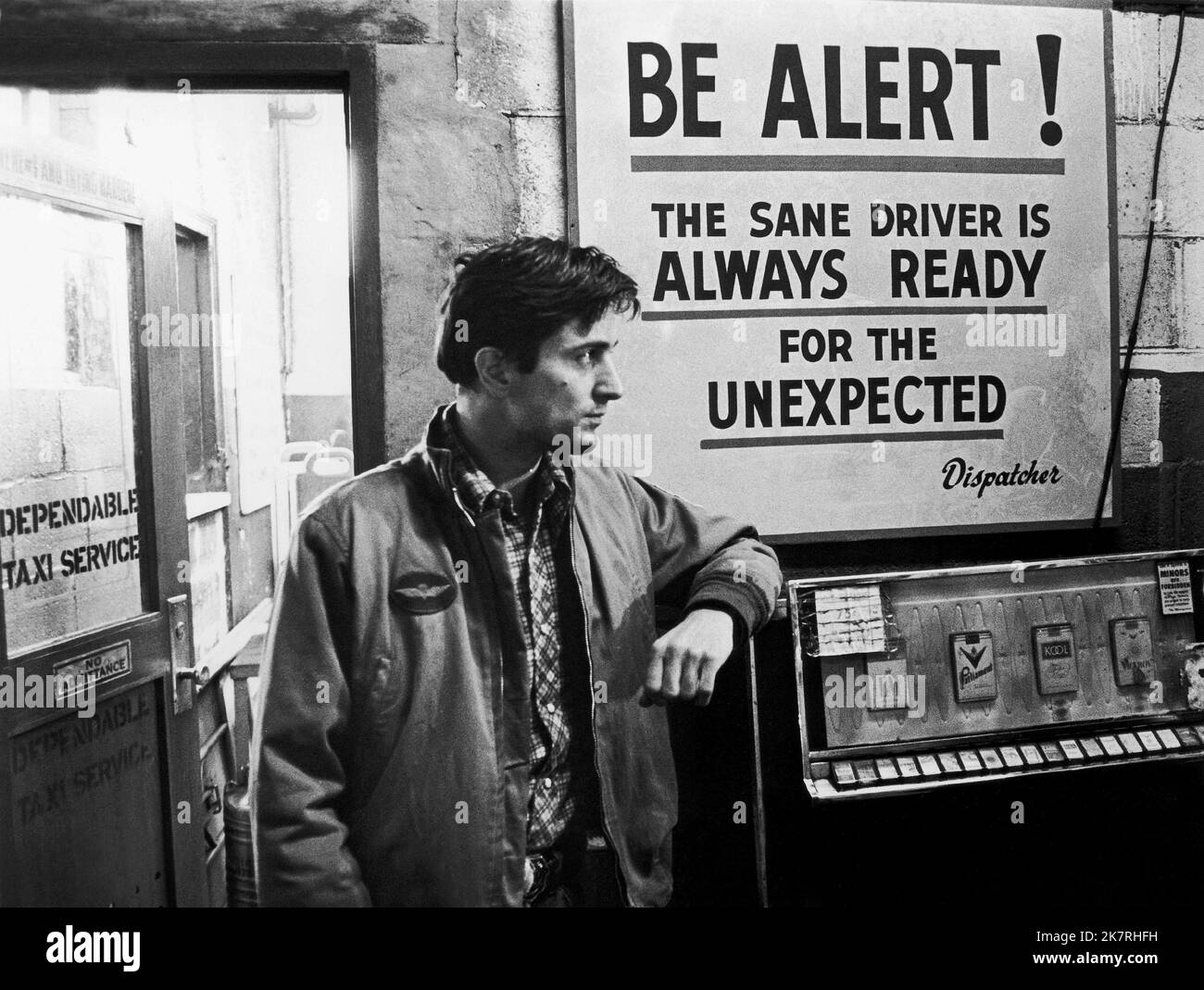 Robert de Niro Film Taxi Driver (USA 1976) Charaktere: Travis Bickle Regie: Martin Scorsese 07. Februar 1976 **WARNUNG** dieses Foto ist nur für redaktionelle Zwecke bestimmt und unterliegt dem Copyright von COLUMBIA PICTURES und/oder dem Fotografen, der von der Film- oder Produktionsgesellschaft beauftragt wurde. Es kann nur durch Veröffentlichungen in Verbindung mit der Werbung für den oben genannten Film reproduziert werden. Eine obligatorische Gutschrift für COLUMBIA PICTURES ist erforderlich. Der Fotograf sollte ebenfalls angerechnet werden, wenn er bekannt ist. Ohne schriftliche Genehmigung der Film Company kann keine kommerzielle Nutzung gewährt werden. Stockfoto