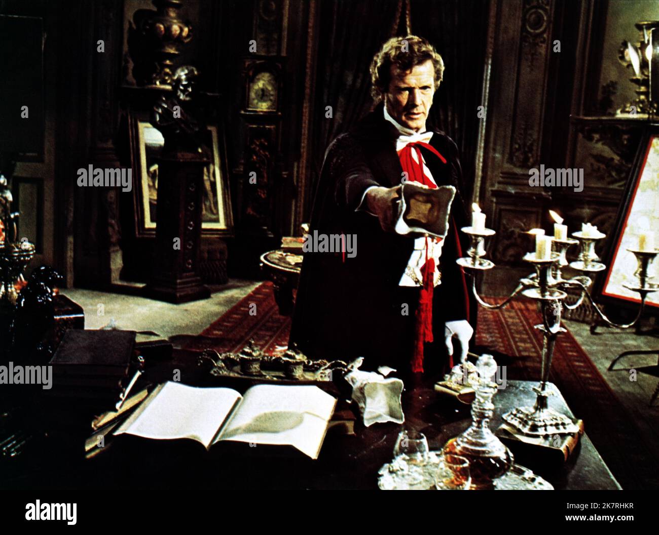 Roger Moore Film: Sherlock Holmes in New York (TV-Film) Charaktere: Sherlock Holmes USA 1976, Regie: Boris Sagal 18 October 1976 **WARNUNG** Dieses Foto ist nur für redaktionelle Zwecke bestimmt und unterliegt dem Copyright von NBC und/oder dem von der Film- oder Produktionsfirma beauftragten Fotografen.Es kann nur von Publikationen im Zusammenhang mit der Bewerbung des oben genannten Films reproduziert werden. Eine obligatorische Gutschrift an NBC ist erforderlich. Der Fotograf sollte auch bei Bekanntwerden des Fotos gutgeschrieben werden. Ohne schriftliche Genehmigung der Film Company kann keine kommerzielle Nutzung gewährt werden. Stockfoto