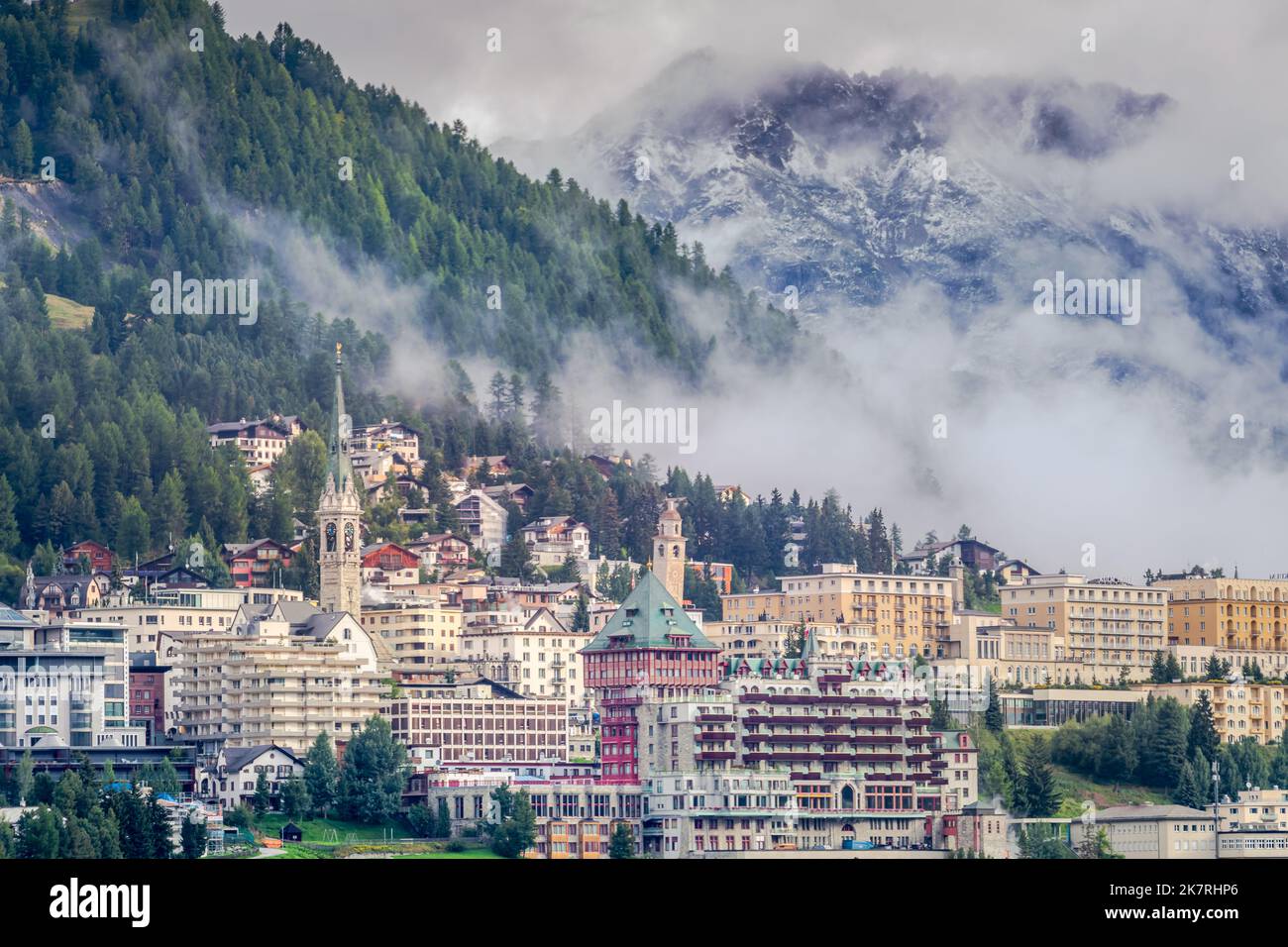 St. Moritz Stadtbild unter Bergnebel, Engadin, Schweizer alpen, Schweiz Stockfoto