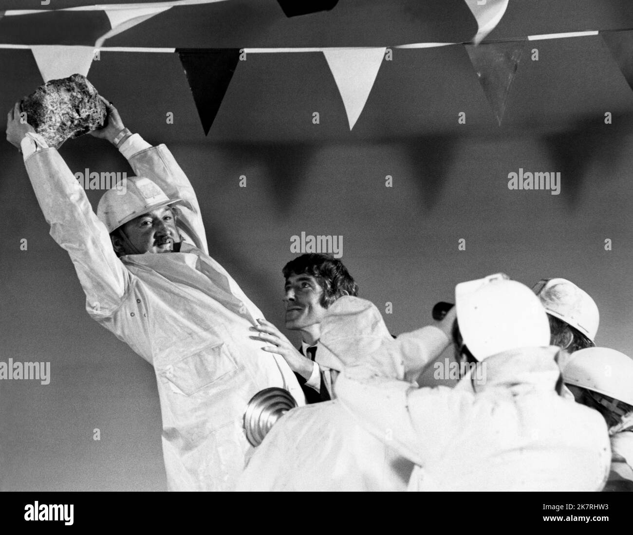 Ronald Fraser & Peter Cook Film The Rise and Rise of Michael Rimmer (1970) Charaktere: Tom Hutchinson & Michael Rimmer Regie: Kevin Billington 12. November 1970 **WARNUNG** dieses Foto ist nur für redaktionelle Zwecke bestimmt und unterliegt dem Copyright von WARNER und/oder dem Fotografen, der von der Film or Production Company zugewiesen wurde. Eine obligatorische Gutschrift an WARNER ist erforderlich. Der Fotograf sollte ebenfalls angerechnet werden, wenn er bekannt ist. Ohne schriftliche Genehmigung der Film Company kann keine kommerzielle Nutzung gewährt werden. Stockfoto