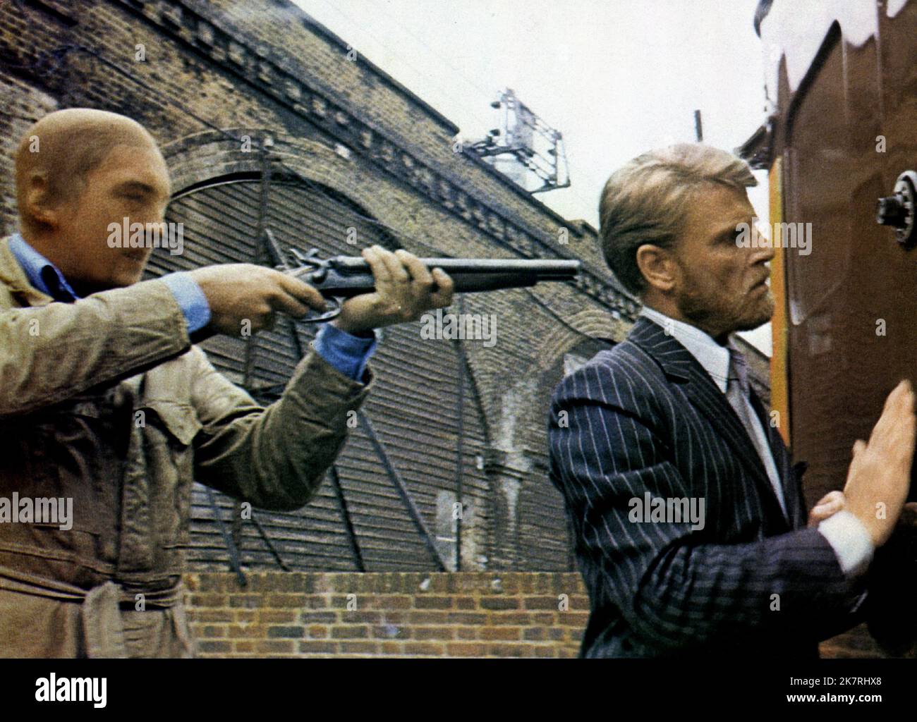 David Hemmings & Edward Fox Film: The Squeeze (1976) Charaktere: Keith & Foreman Regie: Michael Apted 07. November 1977 **WARNUNG** Dieses Foto ist nur für redaktionelle Zwecke bestimmt und unterliegt dem Copyright von WARNER BROS und/oder des Fotografen, der von der Film- oder Produktionsfirma beauftragt wurde, und kann nur von Publikationen im Zusammenhang mit der Bewerbung des oben genannten Films reproduziert werden. Eine obligatorische Gutschrift an WARNER BROS ist erforderlich. Der Fotograf sollte auch bei Bekanntwerden des Fotos gutgeschrieben werden. Ohne schriftliche Genehmigung der Film Company kann keine kommerzielle Nutzung gewährt werden. Stockfoto