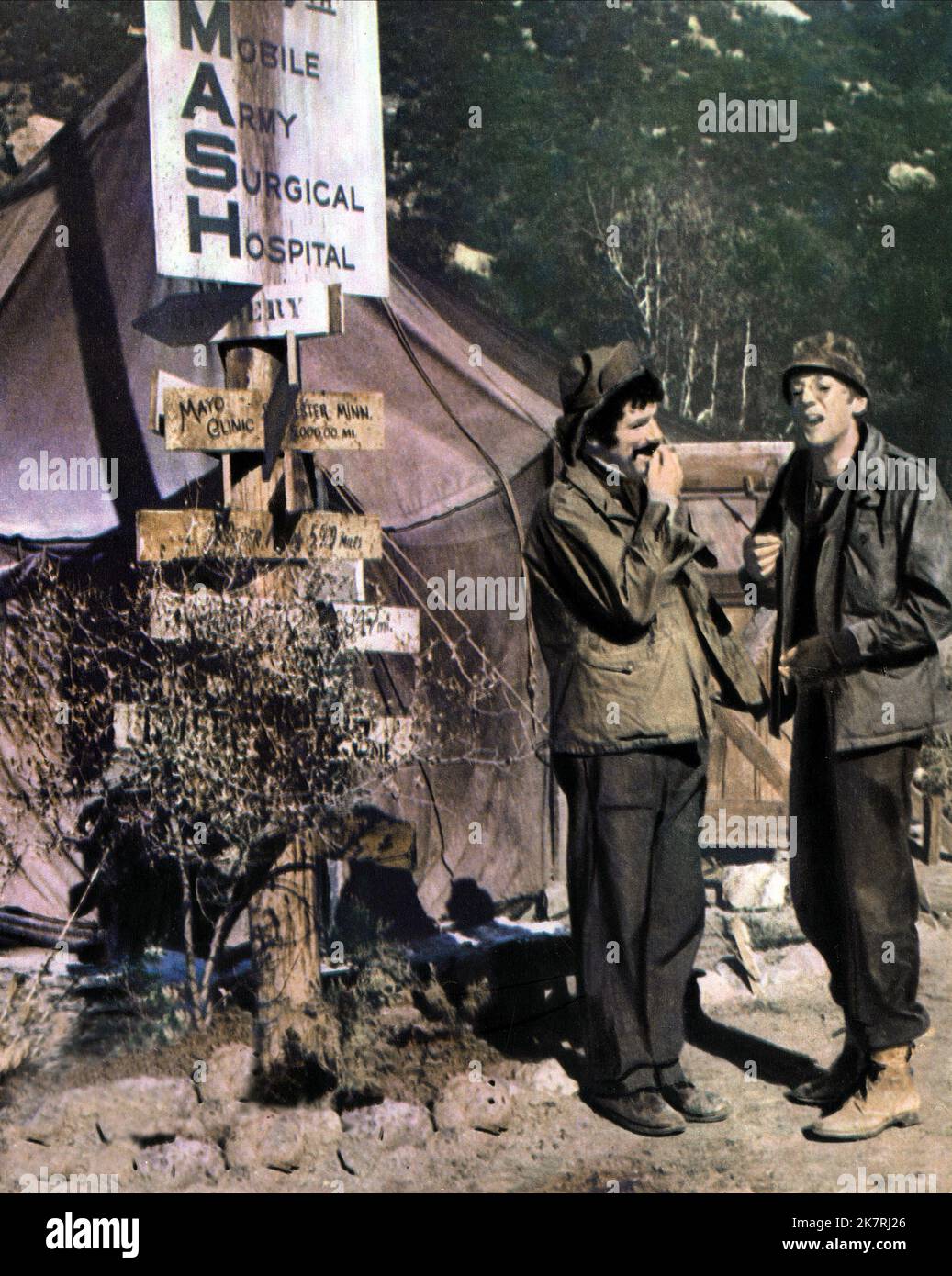 Donald Sutherland & Elliott Gould Film: Mash; M*A*S*H (USA 1970) Charaktere: Capt. Benjamin Franklin 'Hawkeye' Pierce & Capt. John Francis Xavier 'Trapper' McIntyre Regie: Robert Altman 25 January 1970 **WARNUNG** Dieses Foto ist nur für den redaktionellen Gebrauch bestimmt und unterliegt dem Copyright von 20. CENTURY FOX und/oder des Fotografen, der von der Film- oder Produktionsfirma beauftragt wurde, und kann nur durch Publikationen im Zusammenhang mit der Bewerbung des oben genannten Films reproduziert werden. Eine obligatorische Gutschrift an 20. CENTURY FOX ist erforderlich. Der Fotograf sollte auch bei Bekanntwerden des Fotos gutgeschrieben werden. Keine kommerzielle Nutzung kann Gran sein Stockfoto