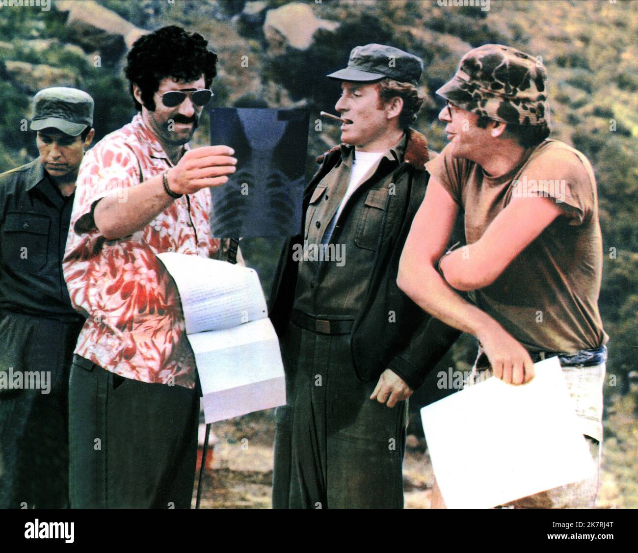 Elliott Gould & Donald Sutherland Film: Mash; M*A*S*H (USA 1970) Charaktere: Capt. John Francis Xavier 'Trapper' McIntyre & Capt. Benjamin Franklin 'Hawkeye' Pierce Regie: Robert Altman 25 January 1970 **WARNUNG** Dieses Foto ist nur für den redaktionellen Gebrauch bestimmt und unterliegt dem Copyright von 20. CENTURY FOX und/oder des Fotografen, der von der Film- oder Produktionsfirma beauftragt wurde, und kann nur durch Publikationen im Zusammenhang mit der Bewerbung des oben genannten Films reproduziert werden. Eine obligatorische Gutschrift an 20. CENTURY FOX ist erforderlich. Der Fotograf sollte auch bei Bekanntwerden des Fotos gutgeschrieben werden. Keine kommerzielle Nutzung kann Gran sein Stockfoto
