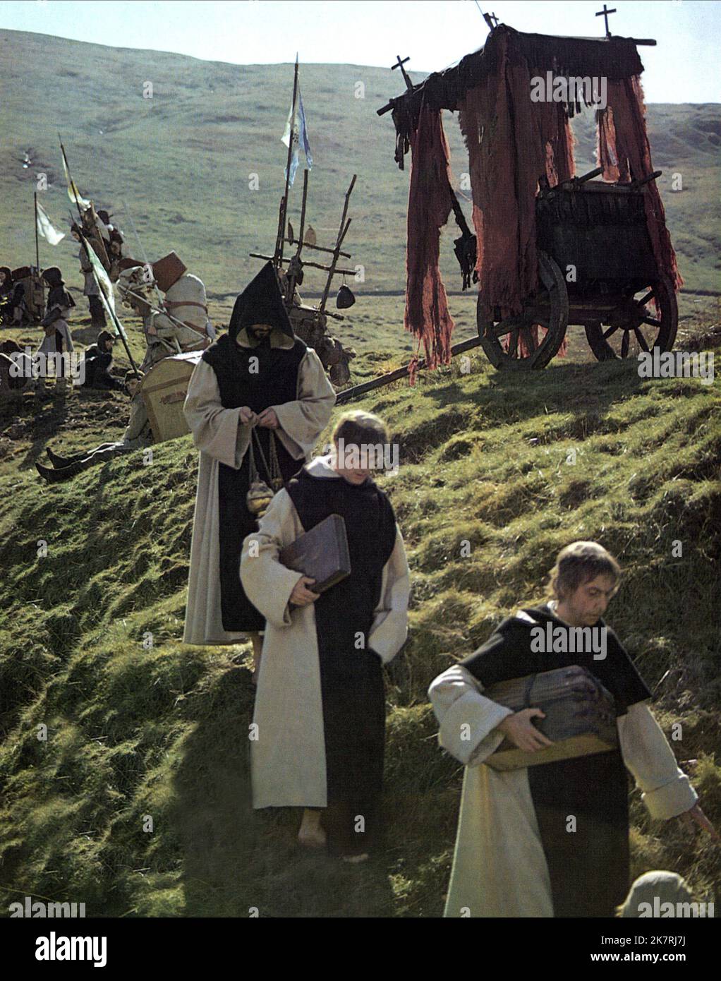 Michael Palin & Eric Idle Film: Monty Python und der Heilige Gral (UK 1975) Charaktere: & Dead Sammlerleitung: Terry Gilliam 14. März 1975 **WARNUNG** Dieses Foto ist nur für den redaktionellen Gebrauch bestimmt und unterliegt dem Copyright von PYTHON (MONTY)-BILDERN und/oder dem Fotografen, der von der Film- oder Produktionsfirma beauftragt wurde und darf nur von Publikationen im Zusammenhang mit der Bewerbung des oben genannten Films reproduziert werden. Eine obligatorische Gutschrift für PYTHON (MONTY)-BILDER ist erforderlich. Der Fotograf sollte auch bei Bekanntwerden des Fotos gutgeschrieben werden. Ohne schriftliche Genehmigung der Film Compan kann keine kommerzielle Nutzung gewährt werden Stockfoto