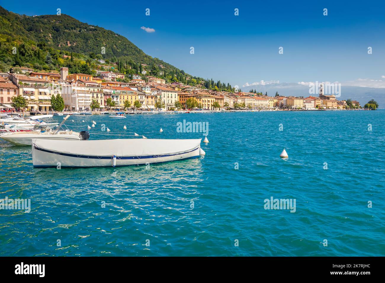 Idyllische Küste am Gardasee und mediterranes Dorf mit Segelbooten, Italien Stockfoto