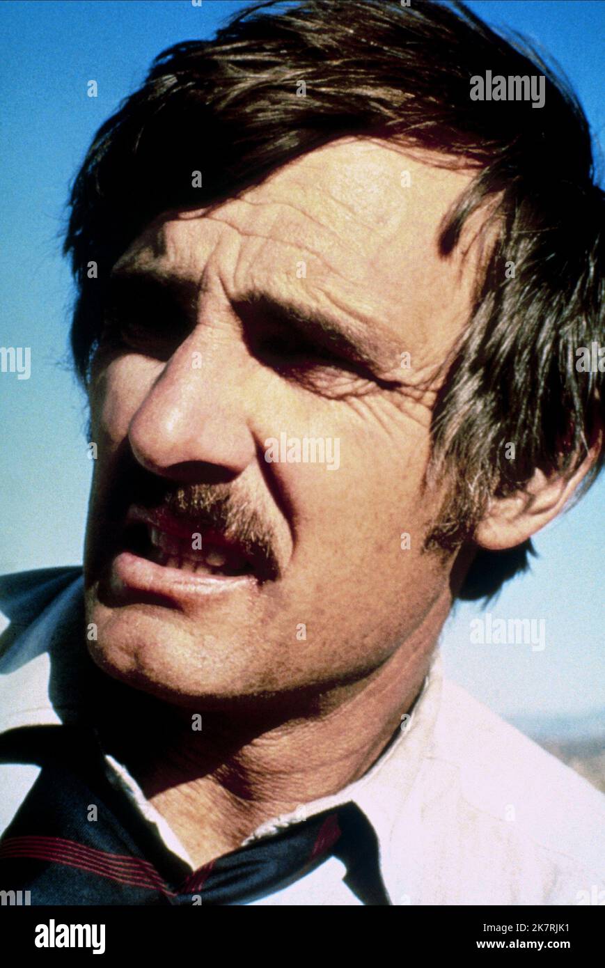 Dennis Weaver Film: Duel (TV-Film) Charaktere: David Mann USA 1971, Regie: Steven Spielberg 10. November 1971 **WARNUNG** Dieses Foto ist nur für redaktionelle Zwecke bestimmt und unterliegt dem Copyright des UNIVERSAL-FERNSEHENS und/oder des Fotografen, der von der Film- oder Produktionsfirma beauftragt wurde und darf nur von Publikationen im Zusammenhang mit der Bewerbung des oben genannten Films reproduziert werden. Eine obligatorische Gutschrift für DAS UNIVERSALFERNSEHEN ist erforderlich. Der Fotograf sollte auch bei Bekanntwerden des Fotos gutgeschrieben werden. Ohne schriftliche Genehmigung der Film Company kann keine kommerzielle Nutzung gewährt werden. Stockfoto