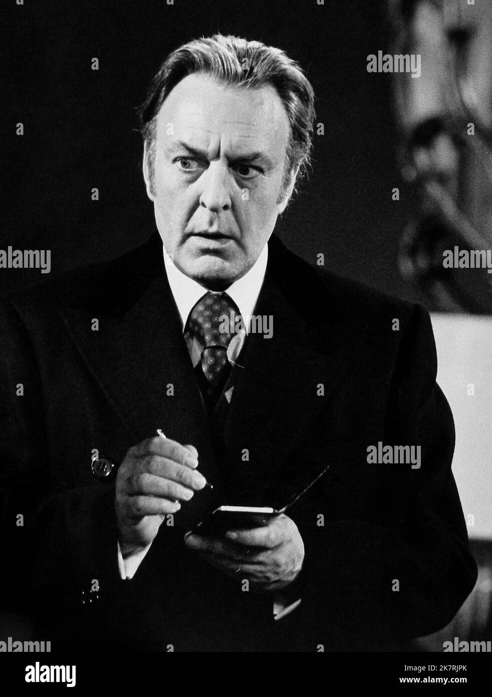 Donald Sinden Television: Two's Company (1975) Charaktere: Robert Hiller (29 Episoden, 1975-1979) 30. Oktober 1976 **WARNUNG** dieses Foto ist nur für redaktionelle Zwecke bestimmt und unterliegt dem Urheberrecht von LWT und/oder dem Fotografen, der von der Film or Production Company beauftragt wurde. Eine obligatorische Gutschrift auf LWT ist erforderlich. Der Fotograf sollte ebenfalls angerechnet werden, wenn er bekannt ist. Ohne schriftliche Genehmigung der Film Company kann keine kommerzielle Nutzung gewährt werden. Stockfoto